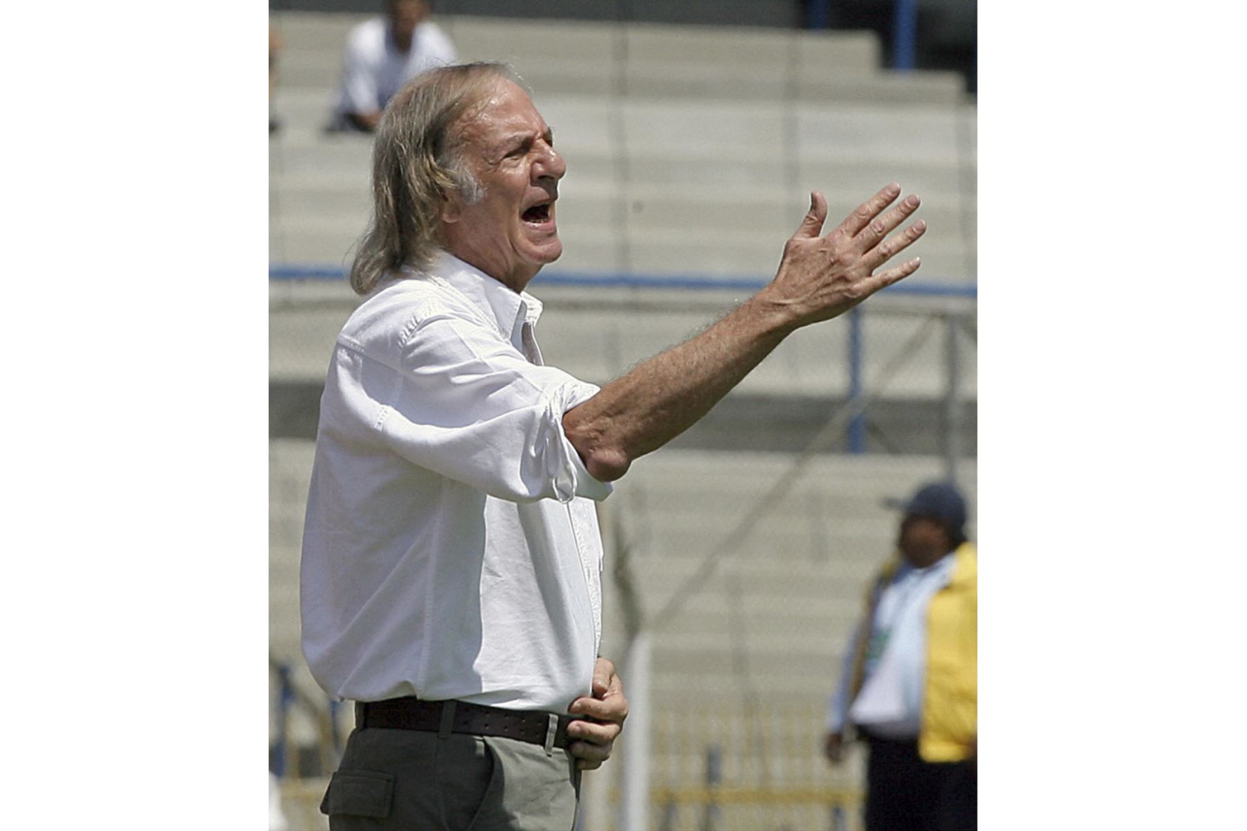 El entrenador de los Tecos mexicanos, el argentino César Luis Menotti, da instrucciones a sus jugadores durante el partido del torneo inaugural de la Liga Mexicana contra Pumas en la Ciudad de México, el 16 de septiembre de 2007. Foto: AFP
