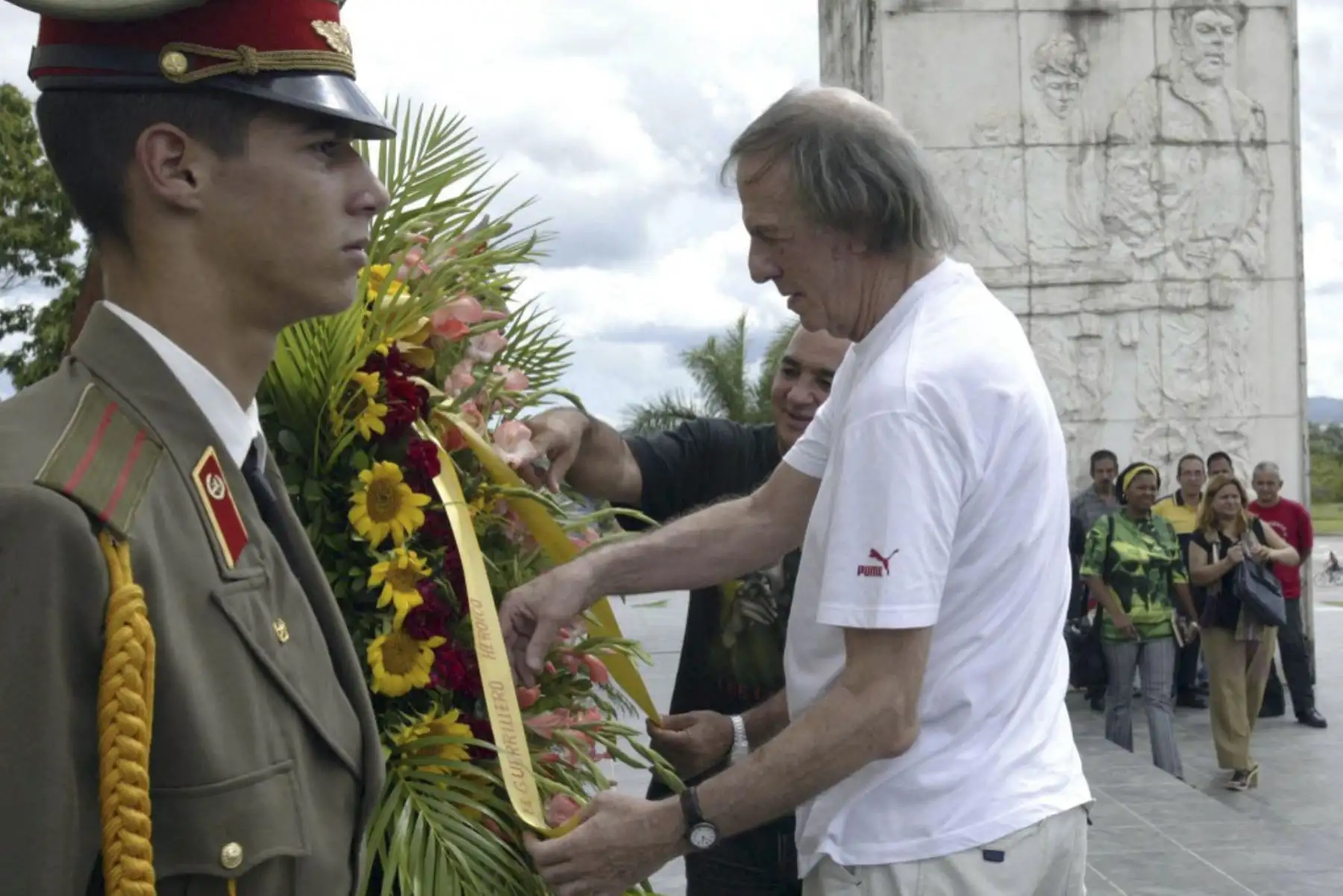Cesar Luis Menotti (delantero), ex director técnico del seleccionado argentino de fútbol, colocó el 08 de octubre de 2005 una ofrenda floral en el Conjunto Monumentario Ernesto Guevara en Santa Clara. Lo acompaña Roberto López Hernández, primer secretario del Partido Comunista local. Foto: AFP