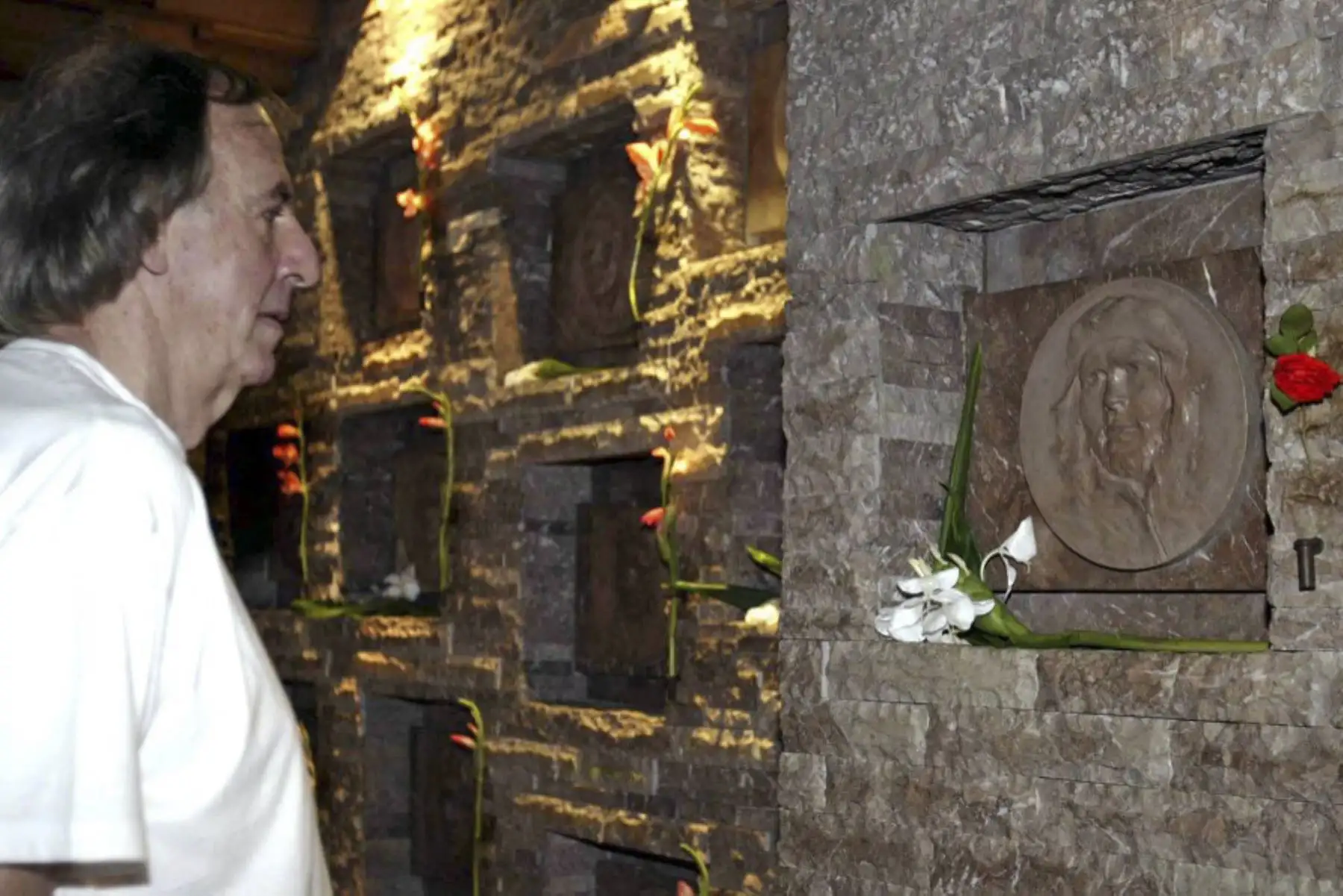 Cesar Luis Menotti, ex director técnico de la selección argentina de fútbol, observa una placa en el Conjunto Monumentario Ernesto Guevara, durante la conmemoración del 38 aniversario de la caída en combate del guerrillero, el 08 de octubre de 2005 en Santa Clara. Foto: AFP