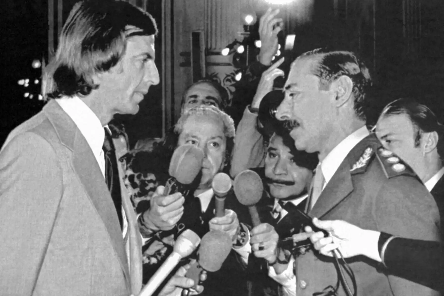 El entrenador de la selección argentina de fútbol, ​​César Menotto, habla con el presidente argentino, Jorge Videla, en Buenos Aires el 28 de mayo de 1978, durante la Copa Mundial de la FIFA. Foto: AFP
