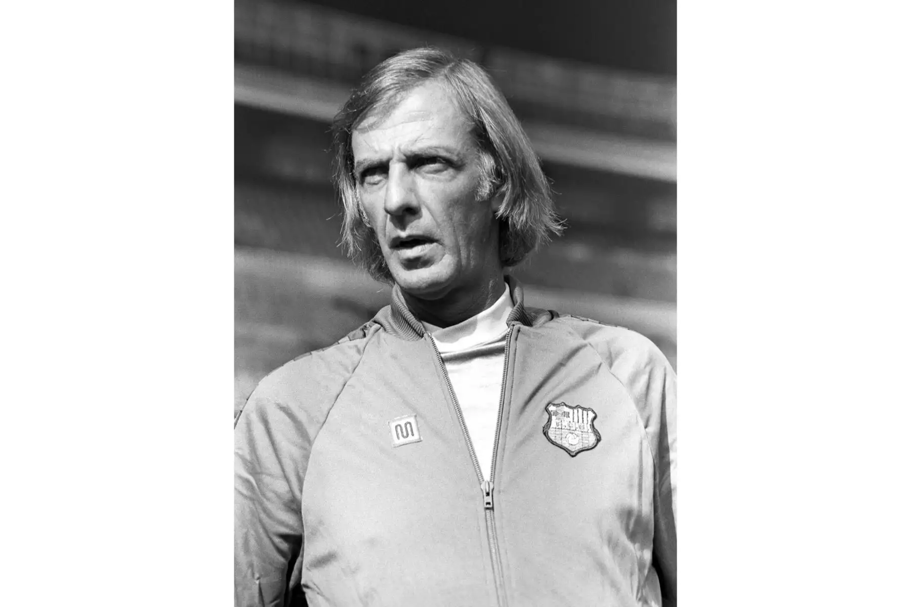 Fotografía de archivo, tomada el 07/03/1983, del entrenador argentino César Luis Menotti dirigiendo su primer entrenamiento al frente del F.C. Barcelona. Menotti, el entrenador campeón del mundo con la selección de Argentina en 1978, extécnico del Barcelona y el Atlético de Madrid y actual director de Selecciones Nacionales, falleció este domingo a los 85 años. Foto: AFP