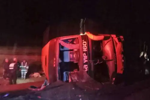 Al menos 10 personas fallecieron esta madrugada y otras 20 resultaron heridas luego que un bus interprovincial sufriera un vuelco en la carretera Juliaca-Cusco, a la altura del distrito de Santa Rosa, provincia de Melgar, región Puno.