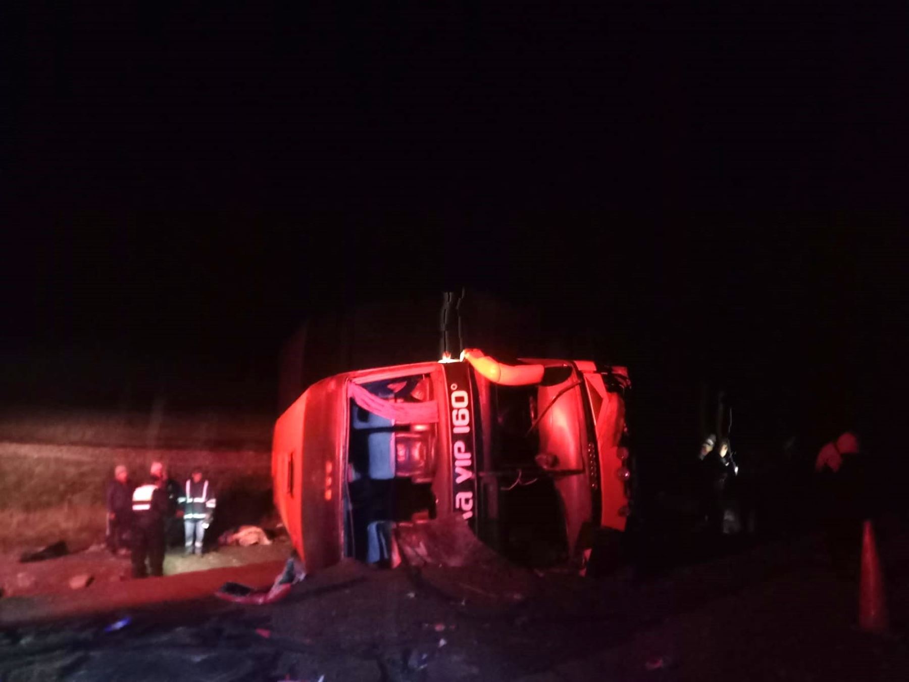 Al menos 10 personas fallecieron esta madrugada y otras 20 resultaron heridas luego que un bus interprovincial sufriera un vuelco en la carretera Juliaca-Cusco, a la altura del distrito de Santa Rosa, provincia de Melgar, región Puno.