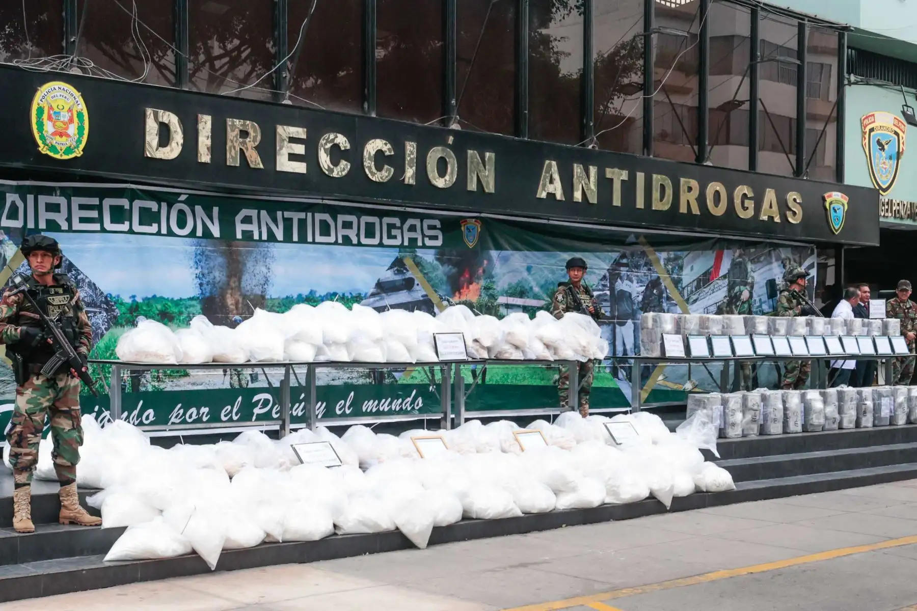 Un duro golpe al narcotráfico asestó la Policía Nacional del Perú (PNP), a través de la Dirección Antidrogas (Dirandro), al decomisar en dos operativos desarrollados en los últimos días más de una tonelada de droga cuyo destino final era Países Bajos y Bolivia.
Foto: ANDINA/Vidal Tarqui