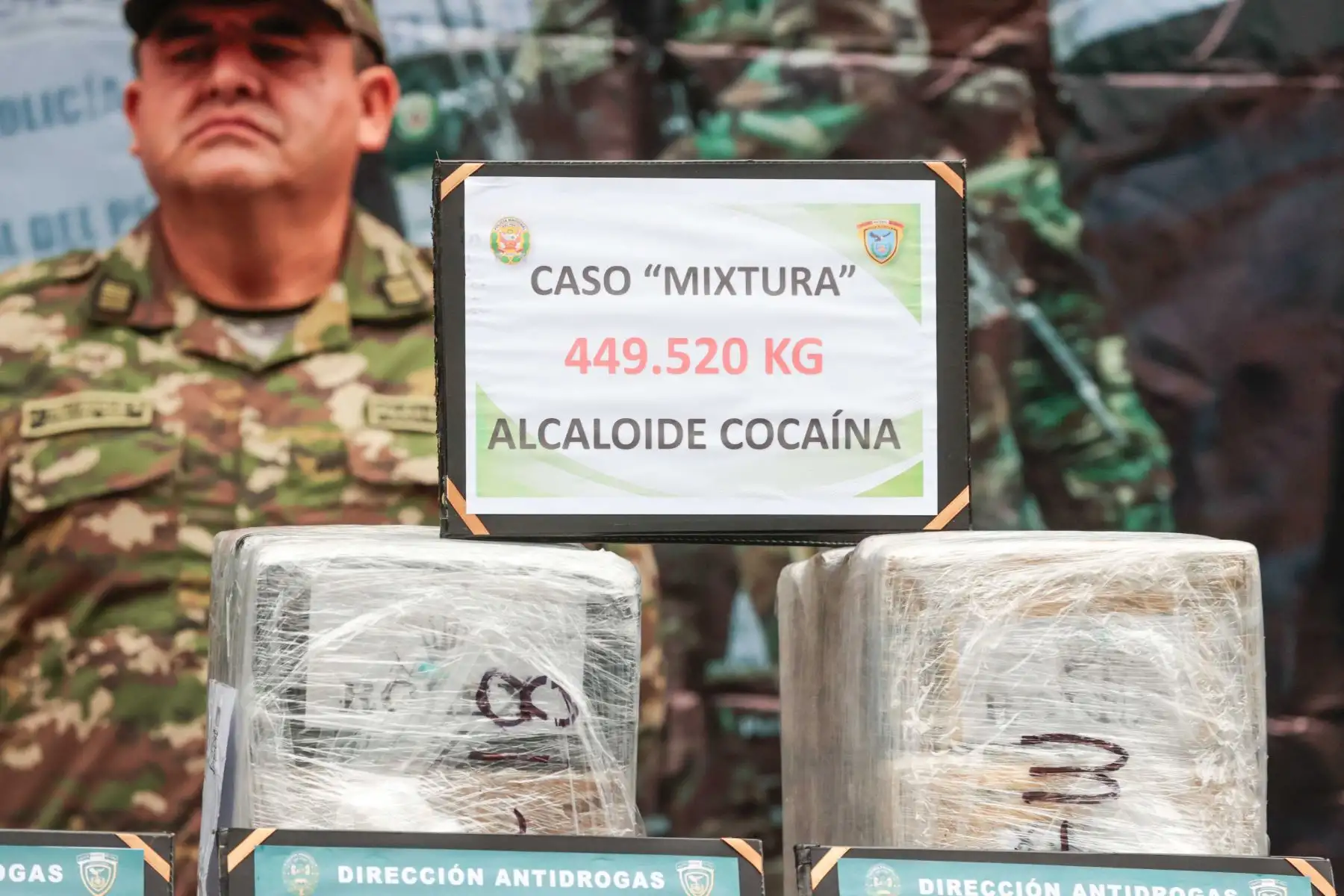 De acuerdo con el jefe de Puertos de la Dirandro, coronel PNP Robert Trujillo, una de los operativos, denominado “Mixtura”, se realizó en el puerto del Callao con participación del Ministerio Público y agentes de la Superintendencia Nacional de Aduanas (Sunat). Estos últimos hicieron labor de inteligencia y usaron aparatos de última tecnología (escáneres).
Foto: ANDINA/Vidal Tarqui