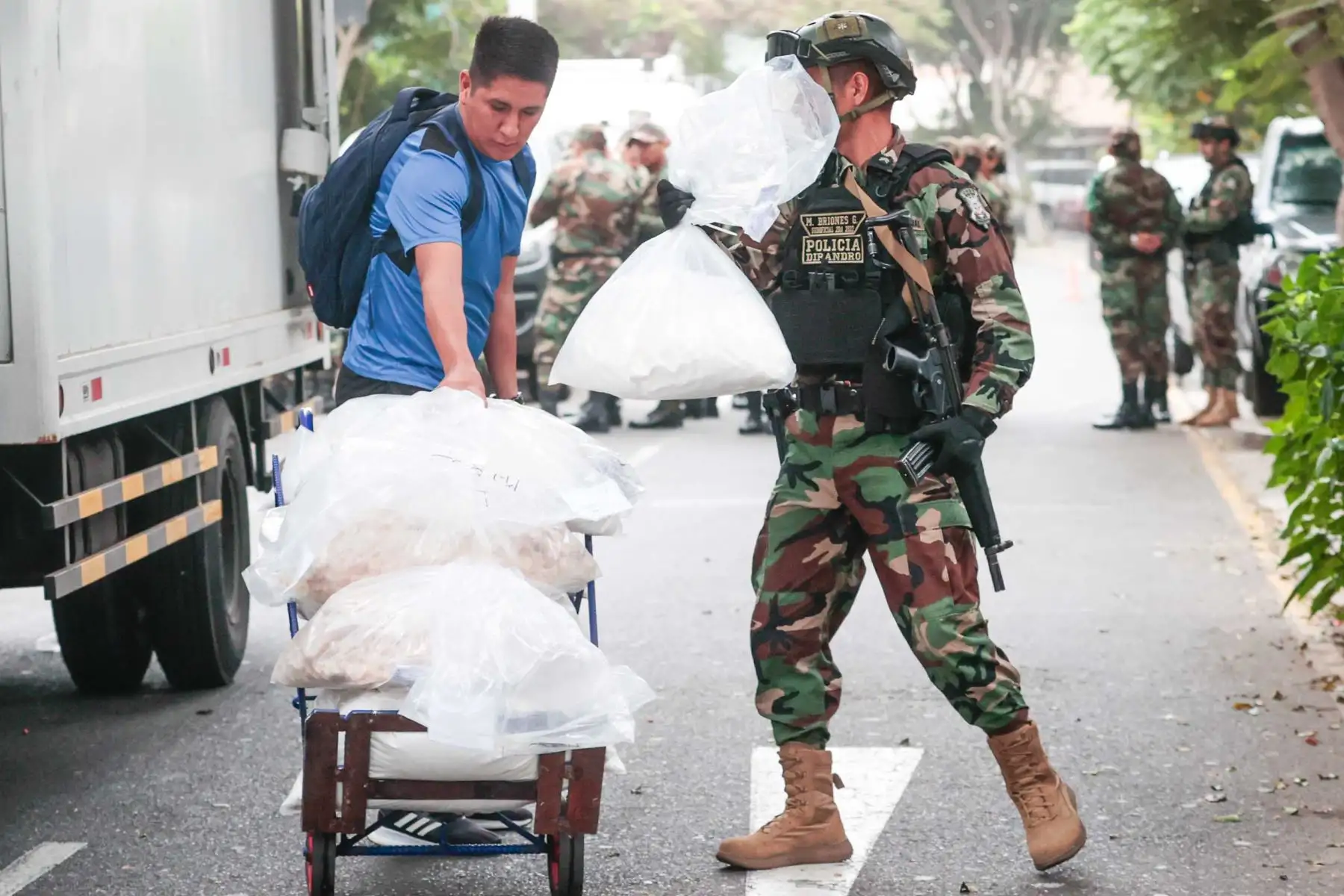 De acuerdo con el jefe de Puertos de la Dirandro, coronel PNP Robert Trujillo, una de los operativos, denominado “Mixtura”, se realizó en el puerto del Callao con participación del Ministerio Público y agentes de la Superintendencia Nacional de Aduanas (Sunat). Estos últimos hicieron labor de inteligencia y usaron aparatos de última tecnología (escáneres).
Foto: ANDINA/Vidal Tarqui