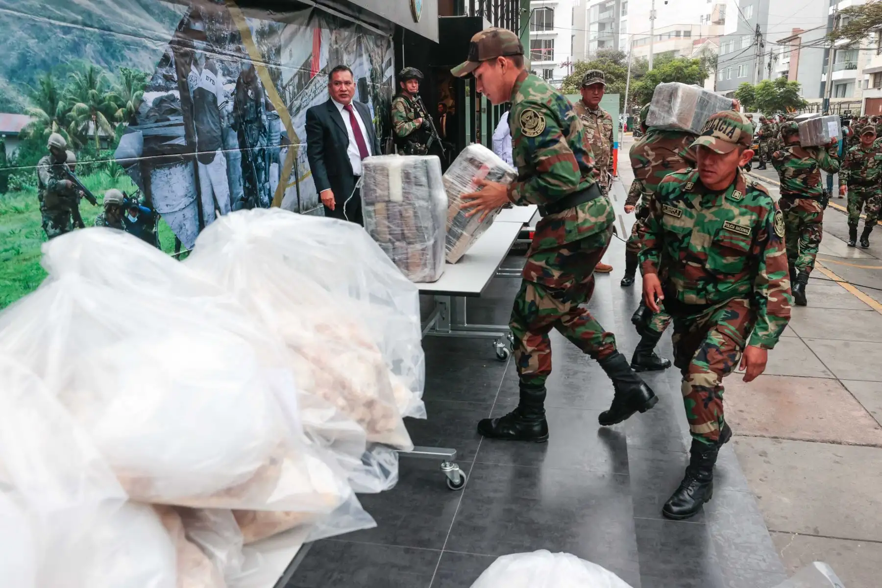 Un duro golpe al narcotráfico asestó la Policía Nacional del Perú (PNP), a través de la Dirección Antidrogas (Dirandro), al decomisar en dos operativos desarrollados en los últimos días más de una tonelada de droga cuyo destino final era Países Bajos y Bolivia.
Foto: ANDINA/Vidal Tarqui