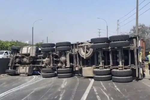 Volcadura de camión en Panamericana Sur. Foto: Captura