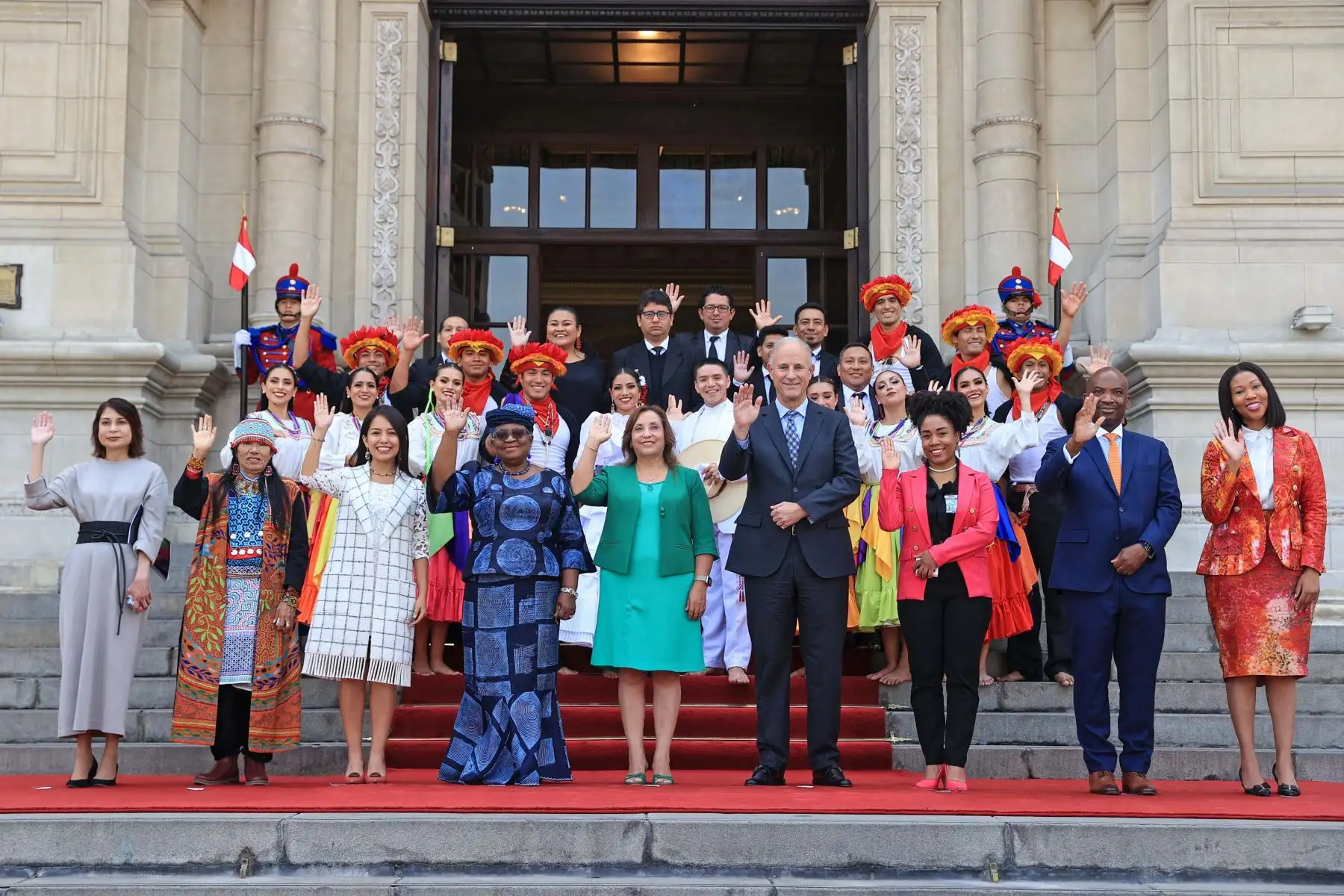 Tras la cita, la directora Ngozi Okonjo-Iweala destacó el crecimiento sostenible del Perú en los últimos 25 años, lo que ha permitido reducir los niveles de pobreza a nivel nacional. En ese sentido, felicitó a la mandataria por mantener el buen manejo macroeconómico del país. Foto: ANDINA/ Prensa Presidencia
