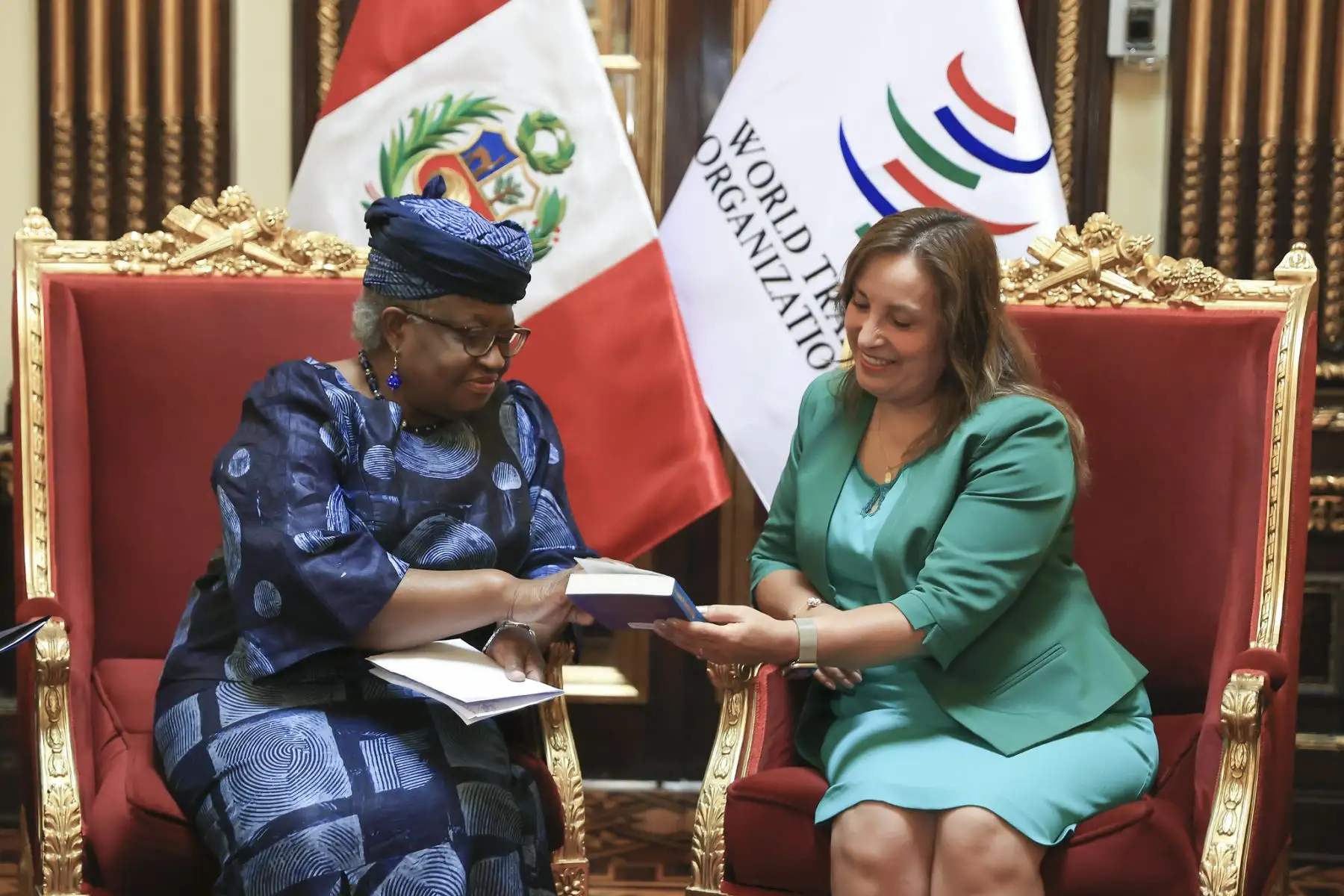 La presidenta Dina Boluarte se reunió con la directora general de la Organización Mundial del Comercio (OMC), Ngozi Okonjo-Iweala. Foto: ANDINA/ Prensa Presidencia