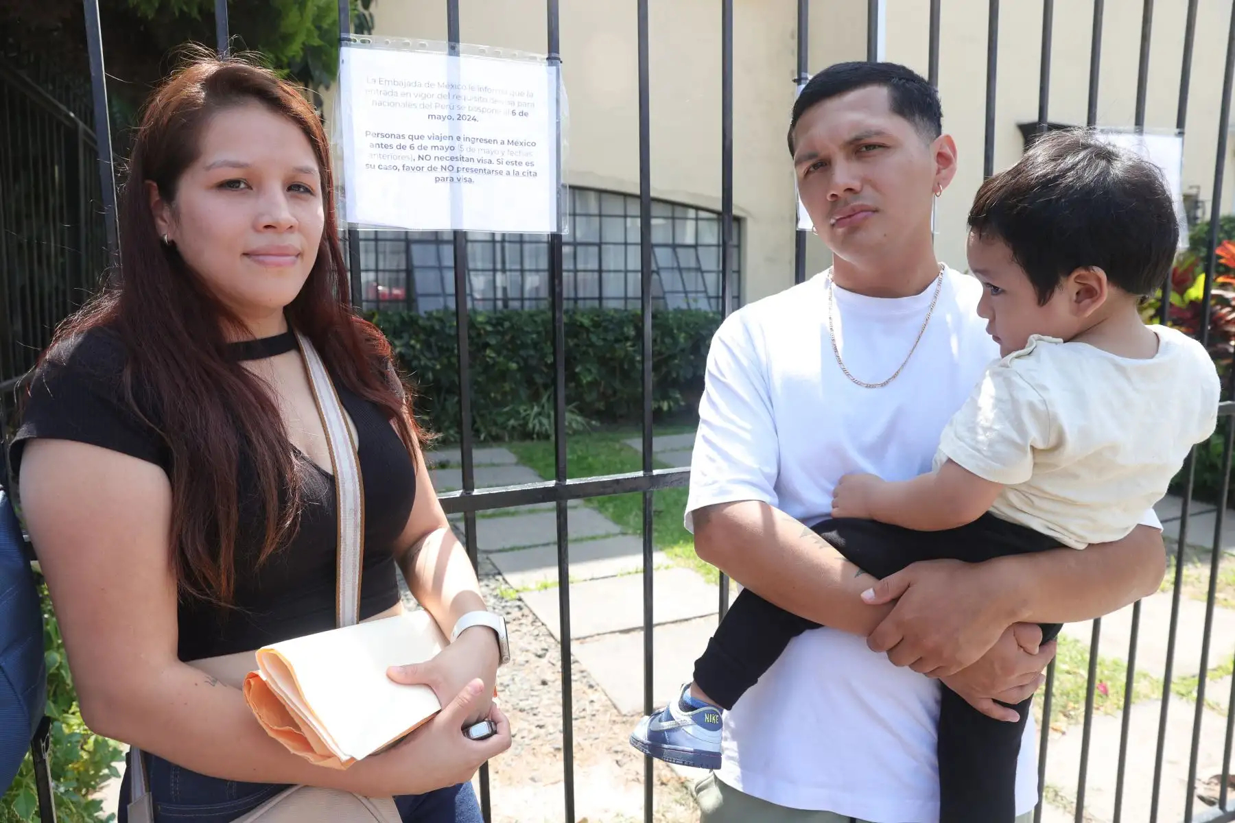 La familia Prado - Garcia con pasajes para el 10 de mayo, programaron sus vacaciones junto a sus 2 pequeños hijos y no les dan solución a su problema. Foto: ANDINA/Melina Mejía