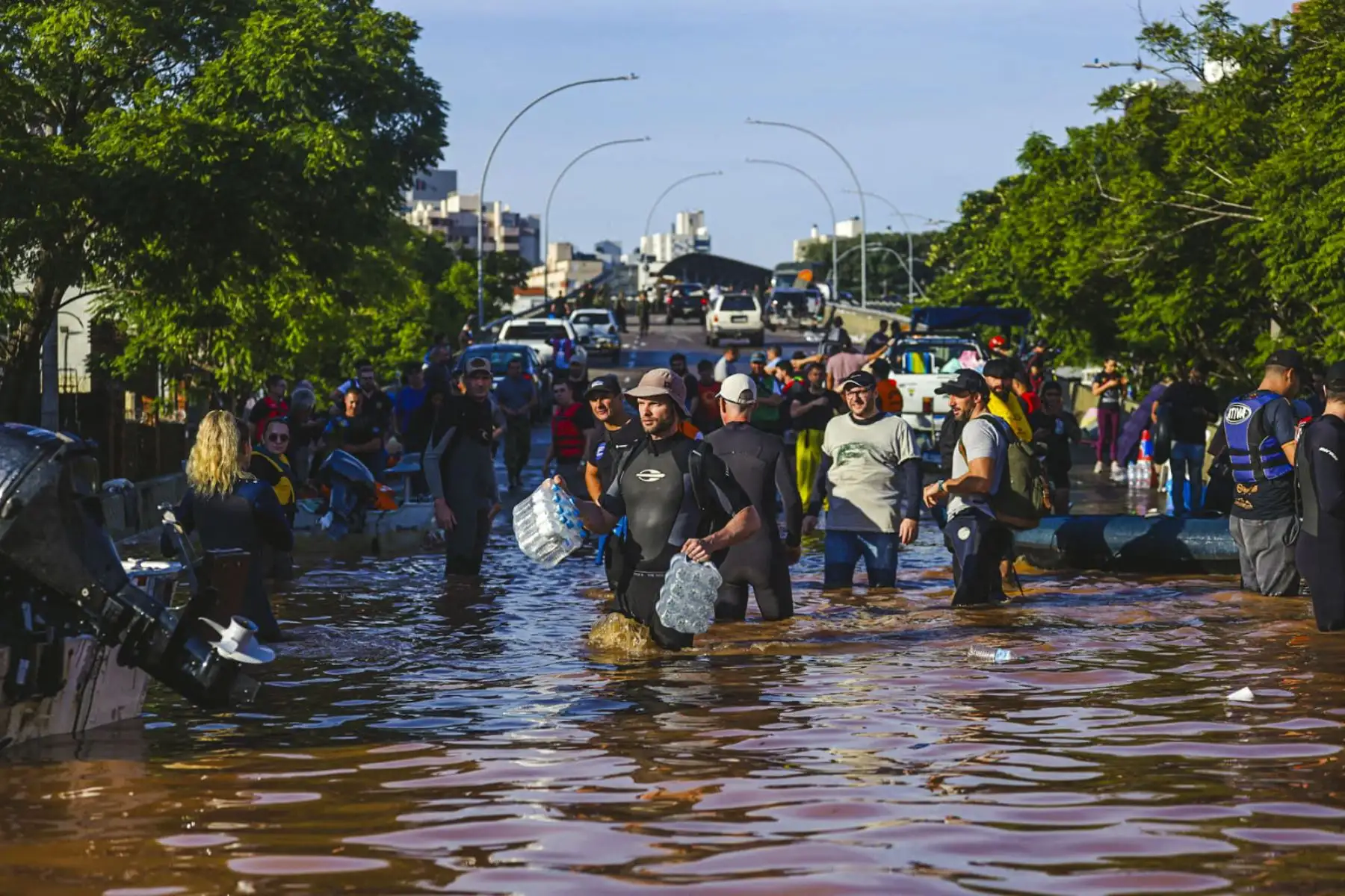 Esta fotografía publicada por el Ayuntamiento de Porto Alegre (PMPA) muestra a un grupo de voluntarios en una calle inundada de Porto Alegre, estado de Rio Grande do Sul, en Brasil, el 6 de mayo de 2024. Los rescatistas rastrean los edificios de Porto Alegre para los habitantes atrapados en apartamentos o en tejados. Foto: AFP