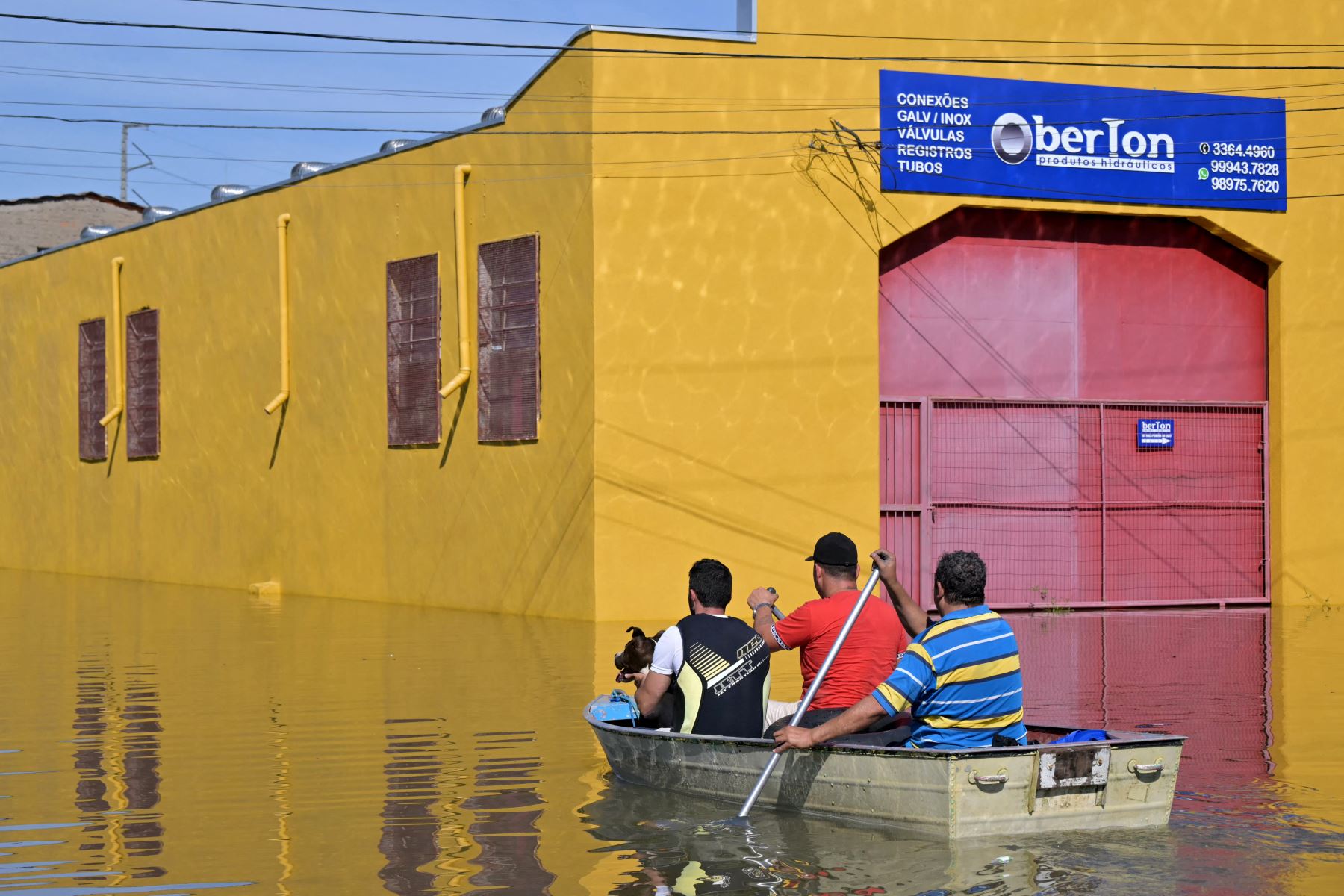 Ciudadanos brasileños se trasladan en botes tras las inundaciones provocadas por las fuertes lluvias en Porto Alegre, estado de Rio Grande do Sul, en Brasil, el 6 de mayo de 2024. Foto: AFP