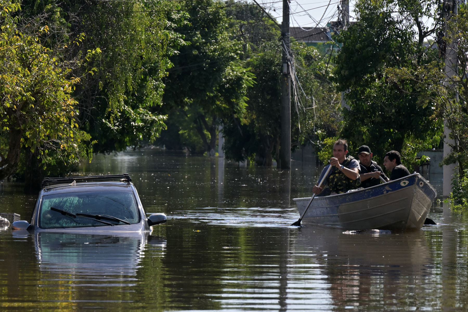 Ciudadanos brasileños se trasladan en botes tras las inundaciones provocadas por las fuertes lluvias en Porto Alegre, estado de Rio Grande do Sul, en Brasil, el 6 de mayo de 2024. Foto: AFP