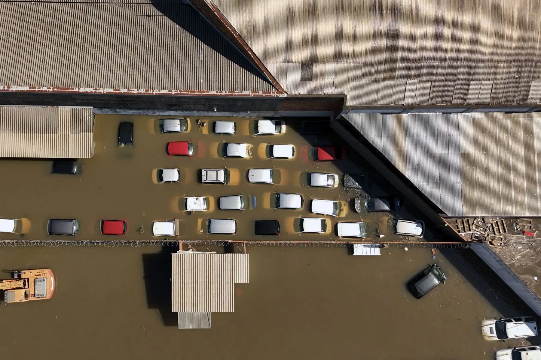 Vista aérea que muestra vehículos semisumergidos en un estacionamiento inundado en Porto Alegre, Brasil, el 6 de mayo de 2024, después de tormentas torrenciales en el sur del estado de Rio Grande do Sul. Las inundaciones del lunes continuaron su asalto al sur de Brasil, con cientos de municipios en ruinas y alimentos y agua potable agotándose rápidamente. Foto: AFP