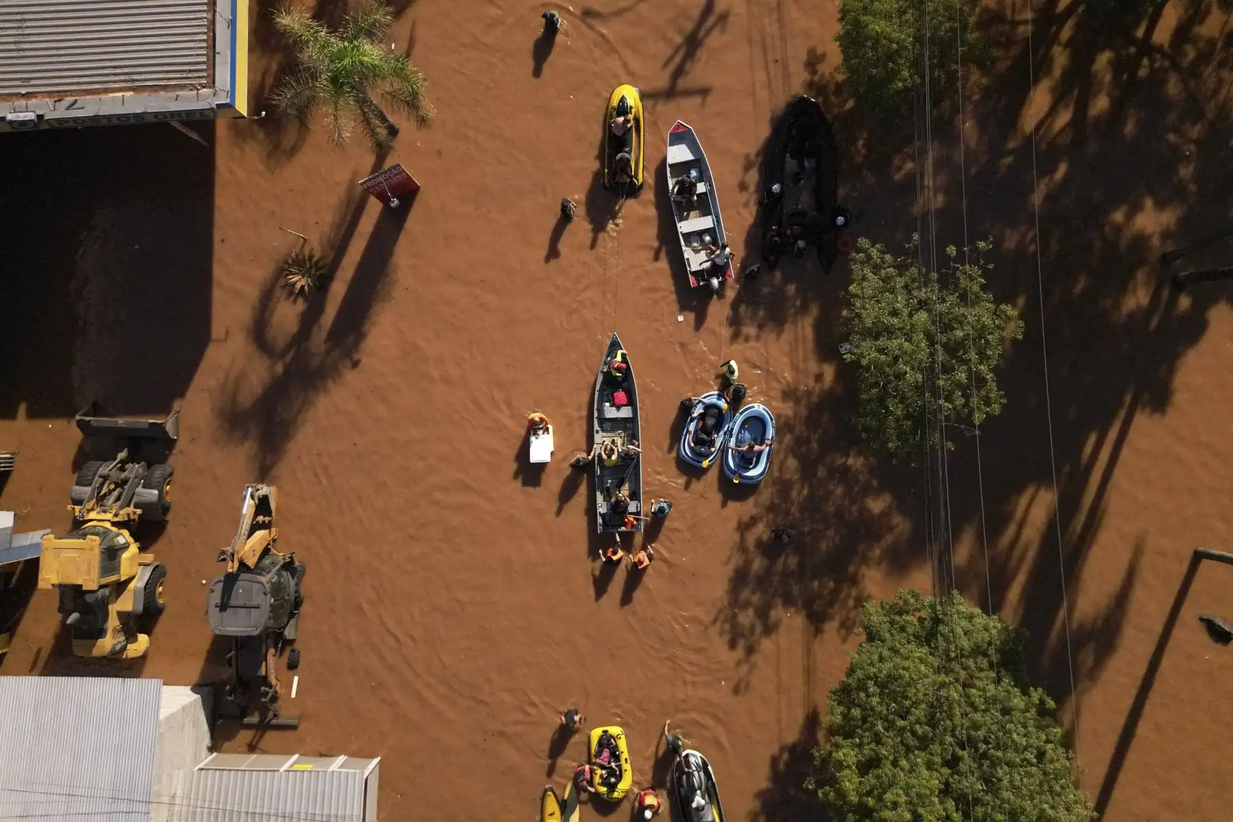 Vista aérea de calles inundadas durante las operaciones de rescate en el barrio de Sao Jao de Porto Alegre, Brasil, tomada el 6 de mayo de 2024, tras tormentas torrenciales en el estado sureño de Rio Grande do Sul. Las inundaciones del lunes continuaron su asalto al sur de Brasil, con cientos de municipios en ruinas y alimentos y agua potable agotándose rápidamente. Foto: AFP