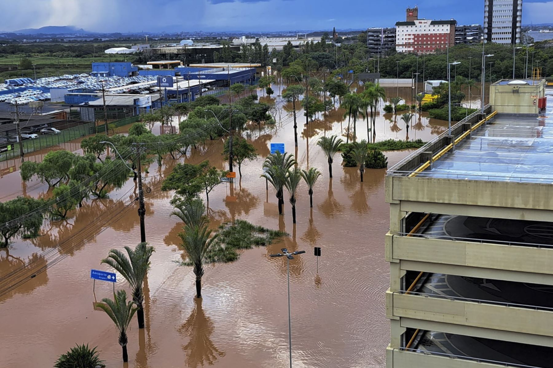 Esta imagen publicada por Fraport Brasil muestra el Aeropuerto Internacional Salgado Filho inundado en Porto Alegre, estado de Rio Grande do Sul, en Brasil, el 6 de mayo de 2024. Foto: AFP