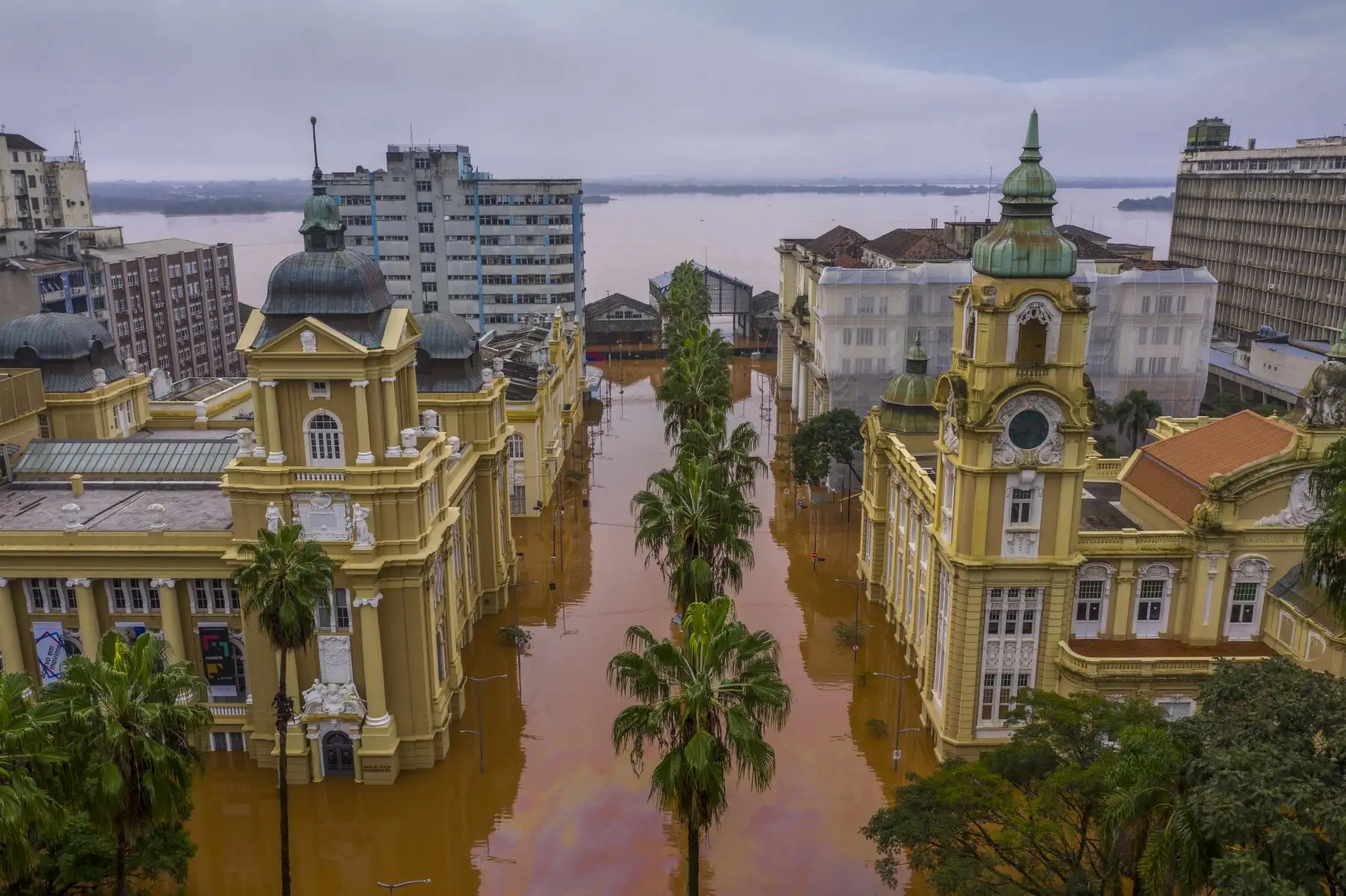Esta fotografía publicada por la Secretaría de Cultura del Estado de Rio Grande do Sul (SEDAC) muestra una vista aérea del Museo de Arte de Rio Grande do Sul (MARGS) inundado en el centro de la ciudad de Porto Alegre, estado de Rio Grande do Sul, en Brasil, en mayo. 4, 2024. Foto: AFP