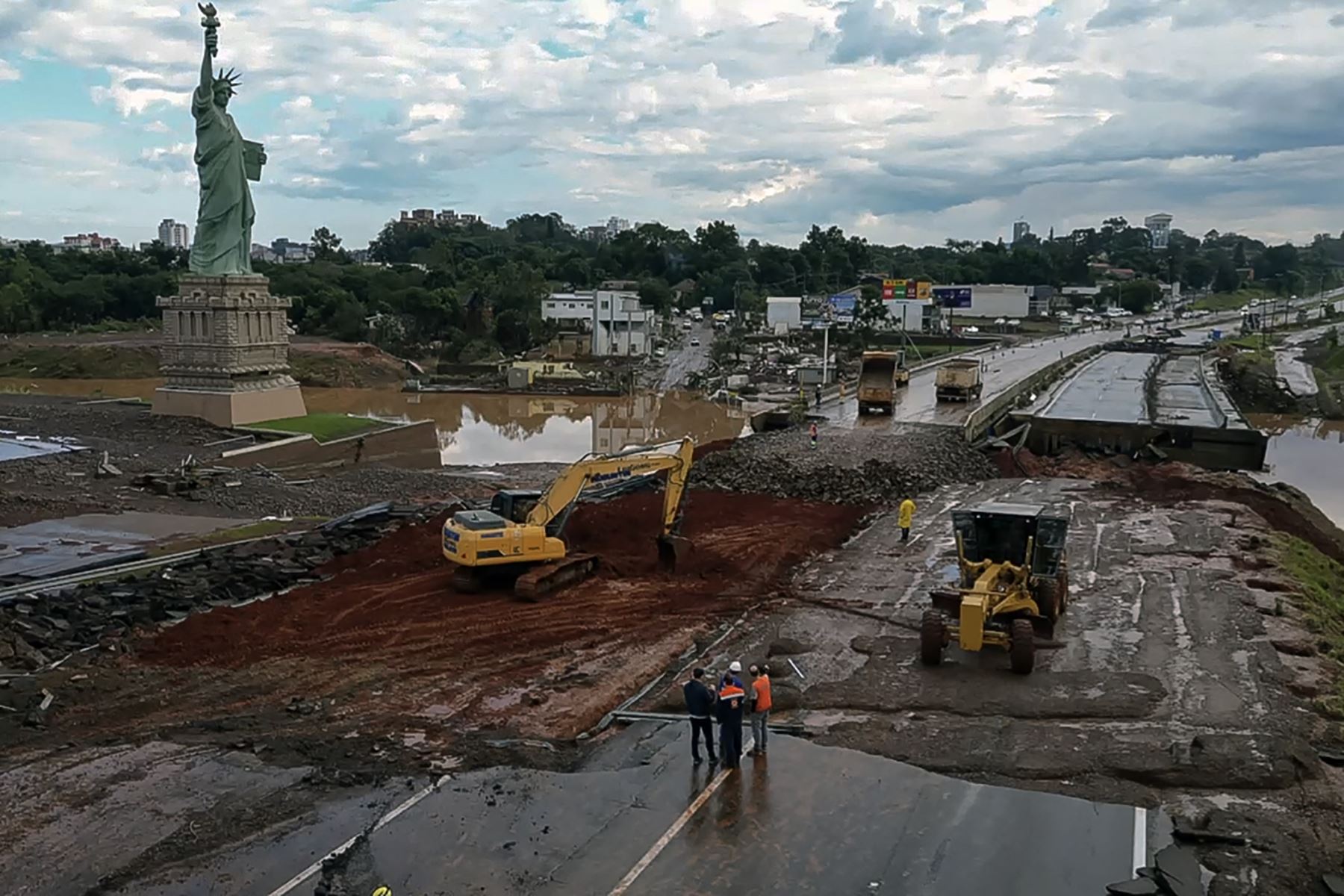 Fotograma de un video distribuido por la Defensa Civil de Sao Paulo que muestra el puente inundado sobre el río Taquari, que forma parte de la carretera BR-396 que conecta las ciudades de Lajeado y Estrela, en la región de Vale do Taquari, estado de Rio Grande do Sul, en Brasil, el 6 de mayo de 2024. Foto: AFP