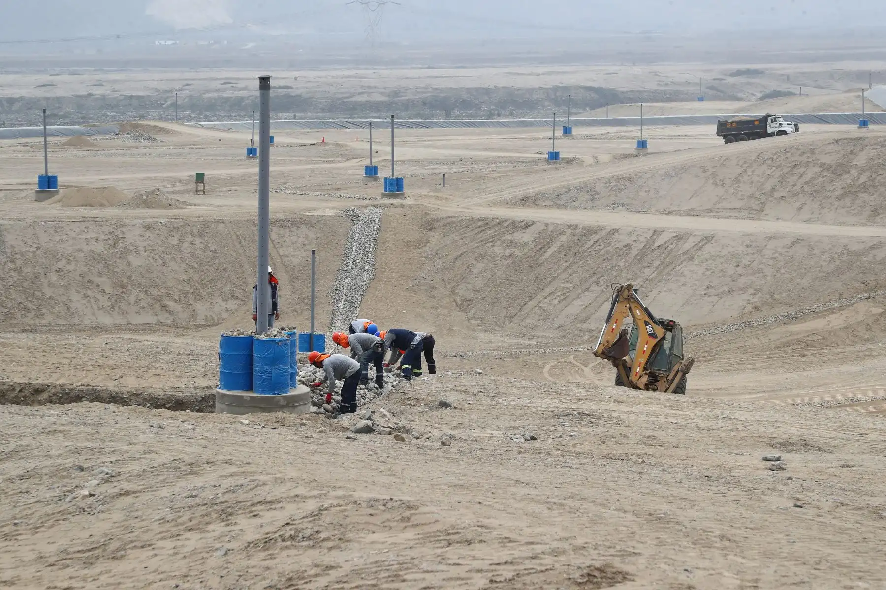 La infraestructura de disposición final para residuos sólidos se construye en el distrito trujillano de Huanchaco y estará lista en setiembre. Foto: ANDINA/Minam