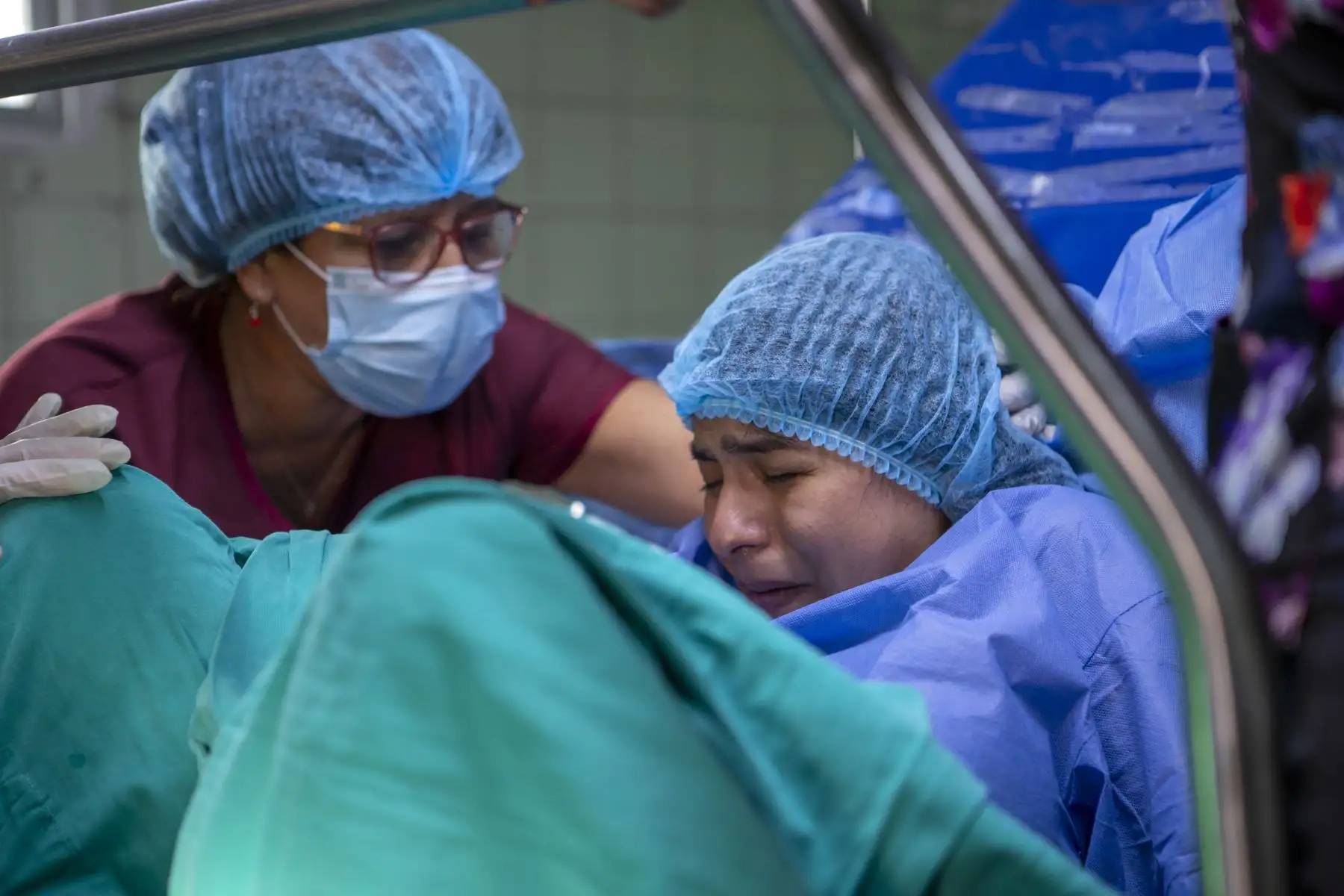 Esta posición permite a la madre dar a luz con mayor comodidad y menos dolor, disminuyendo los riesgos de mortalidad materno infantil, al darse de forma más natural y no ser necesaria una intervención quirúrgica (cesárea). Foto: ANDINA/Essalud/ Eduardo Isla