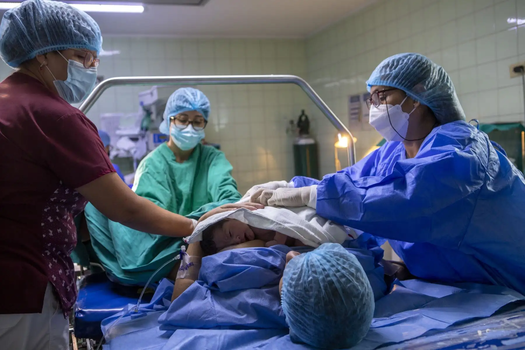 En esta intervención se reduce en un 30% el esfuerzo de pujar y disminuye el sangrado, al aplicarse el alumbramiento dirigido. Foto: ANDINA/Essalud/ Eduardo Isla