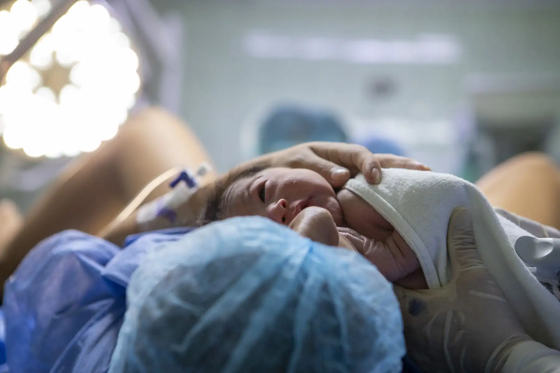 Esta técnica se viene desarrollando en el Hospital III Suárez Angamos de EsSalud, donde un grupo de profesionales cumple tareas diarias para traer bellos seres a este mundo. Foto: ANDINA/Essalud/ Eduardo Isla