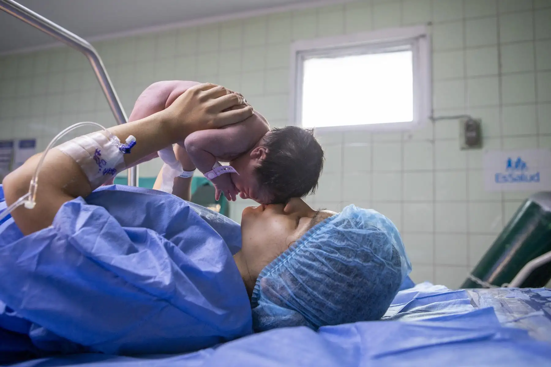 El parto vertical es una costumbre ancestral y fisiológica que se realiza sobre una moderna y equipada mesa de parto. En el proceso participa un equipo multidisciplinario, conformado por un médico, obstetra y enfermera, quienes asisten de forma articulada y oportuna a la madre y al recién nacido. Foto: ANDINA/Essalud/ Eduardo Isla