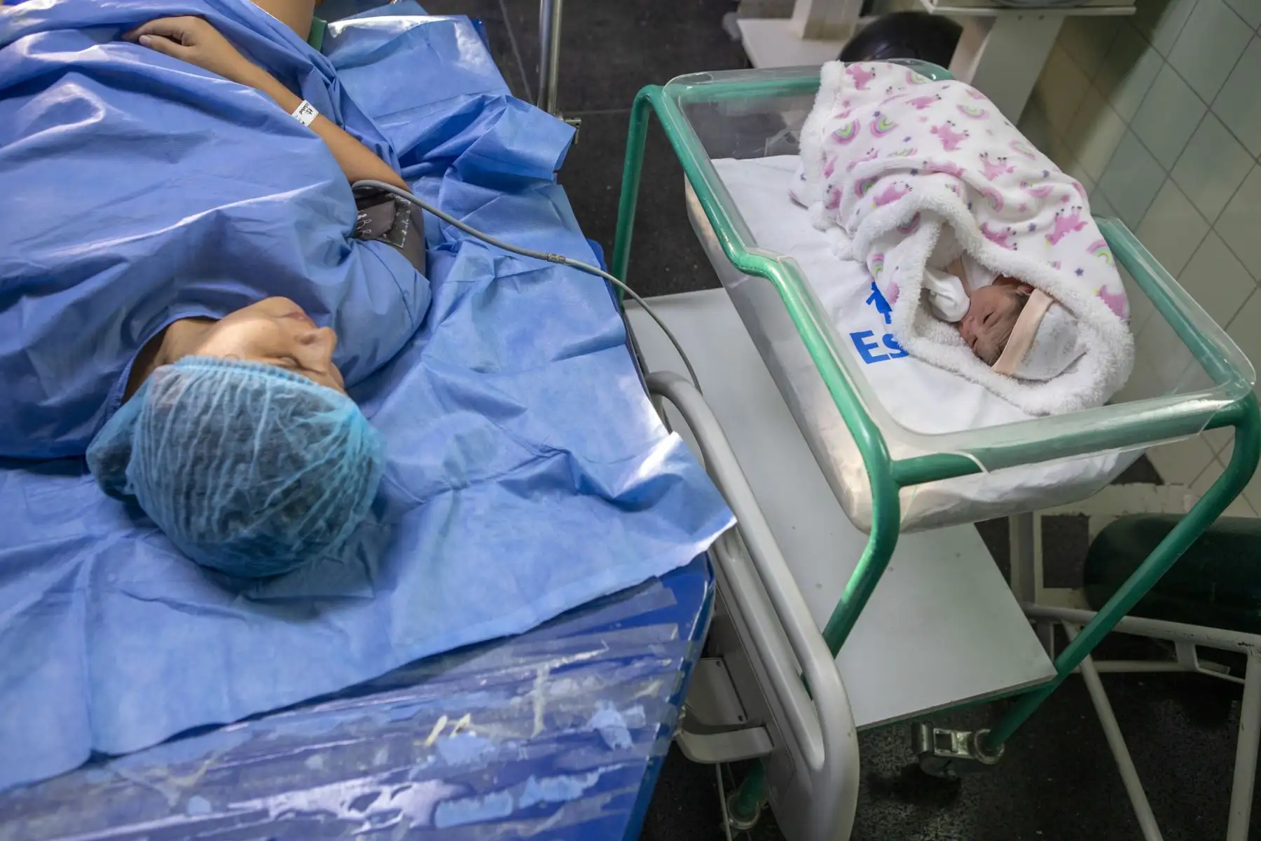 Esta técnica se viene desarrollando en el Hospital III Suárez Angamos de EsSalud, donde un grupo de profesionales cumple tareas diarias para traer bellos seres a este mundo. Foto: ANDINA/Essalud/ Eduardo Isla