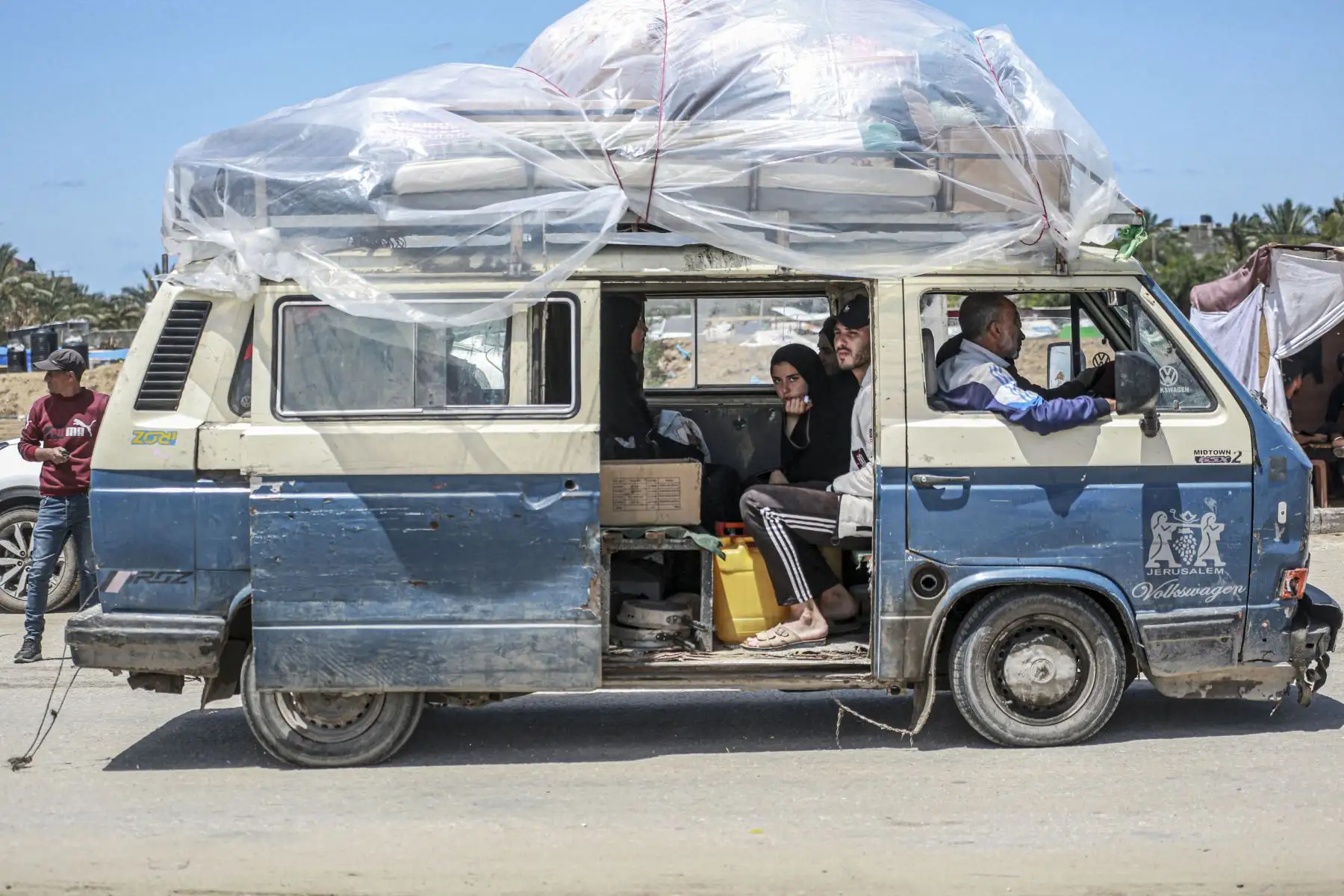 Palestinos desplazados que partieron con sus pertenencias desde Rafah, en el sur de la Franja de Gaza, tras una orden de evacuación del ejército israelí, llegan a Khan Yunis, en medio del conflicto en curso entre Israel y el movimiento palestino Hamas.
Foto: AFP