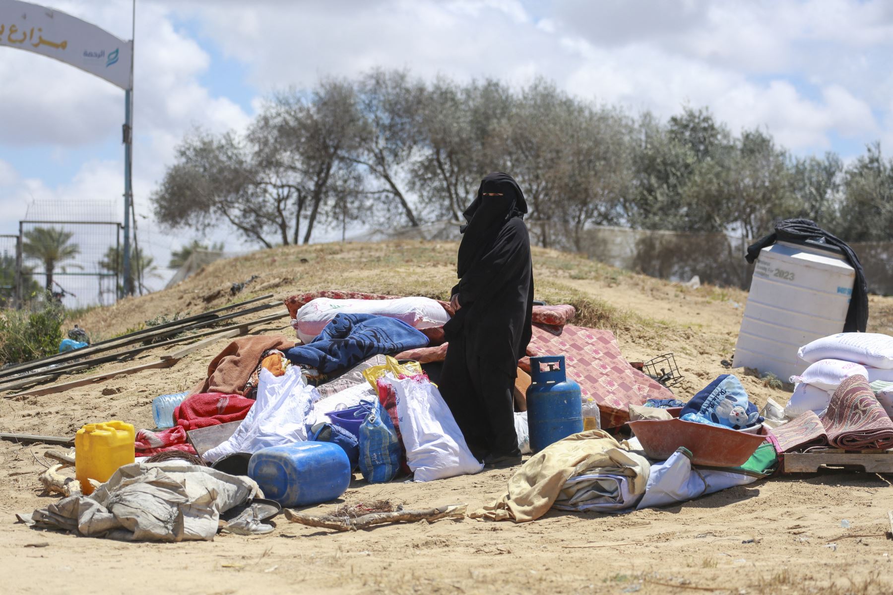 Palestinos desplazados que partieron con sus pertenencias desde Rafah, en el sur de la Franja de Gaza, tras una orden de evacuación del ejército israelí, descargan sus pertenencias para establecer refugio en Khan Yunis, en medio del conflicto en curso entre Israel y el movimiento palestino Hamas. 
Foto: AFP