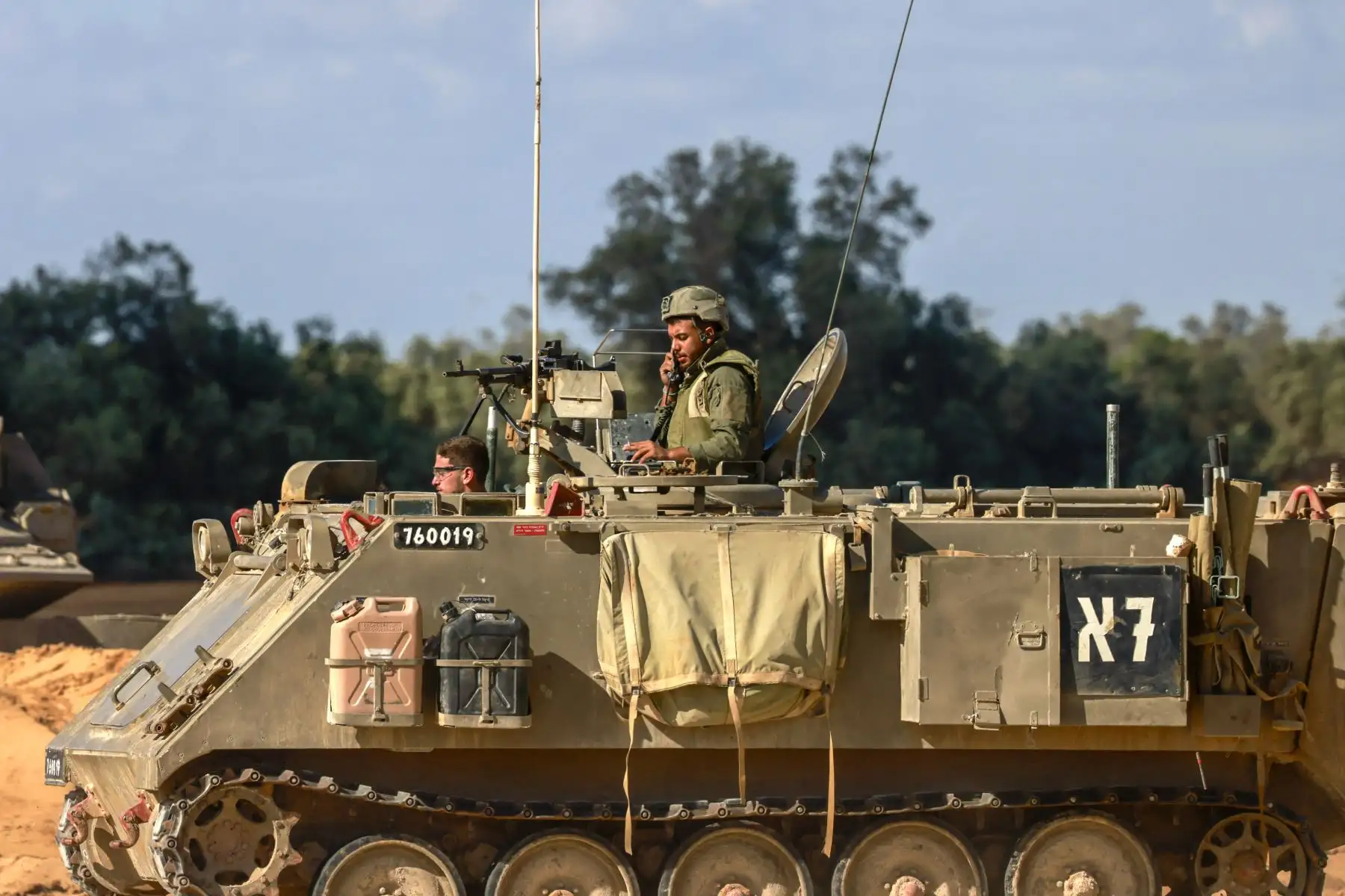 Un vehículo blindado israelí avanza por el sur de Israel a lo largo de la frontera con la Franja de Gaza, en medio del conflicto en curso entre Israel y el movimiento palestino Hamás.
Foto: AFP