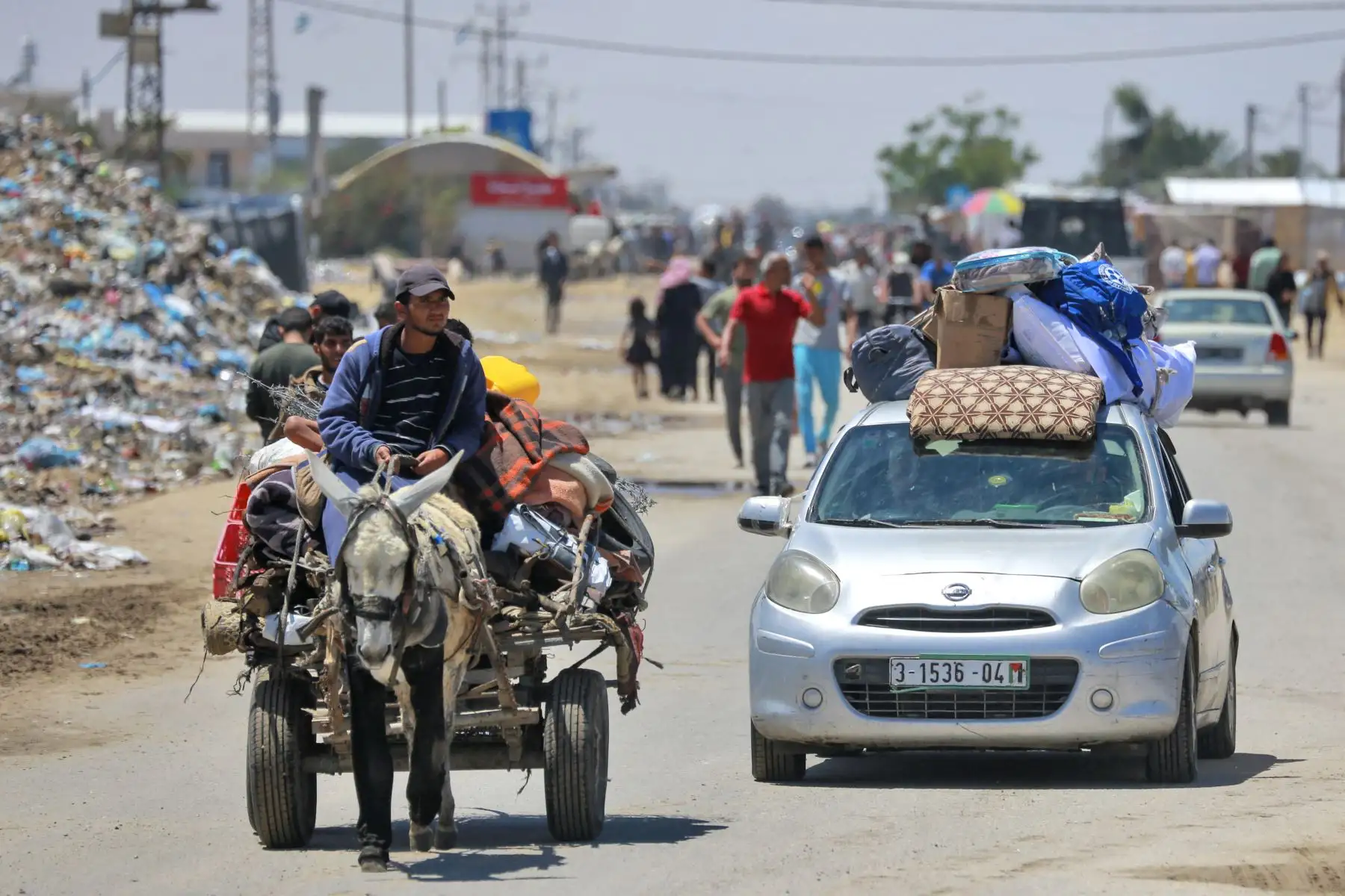 Palestinos desplazados que partieron con sus pertenencias desde Rafah, en el sur de la Franja de Gaza, tras una orden de evacuación del ejército israelí, llegan a Khan Yunis, en medio del conflicto en curso entre Israel y el movimiento palestino Hamas.
Foto: AFP