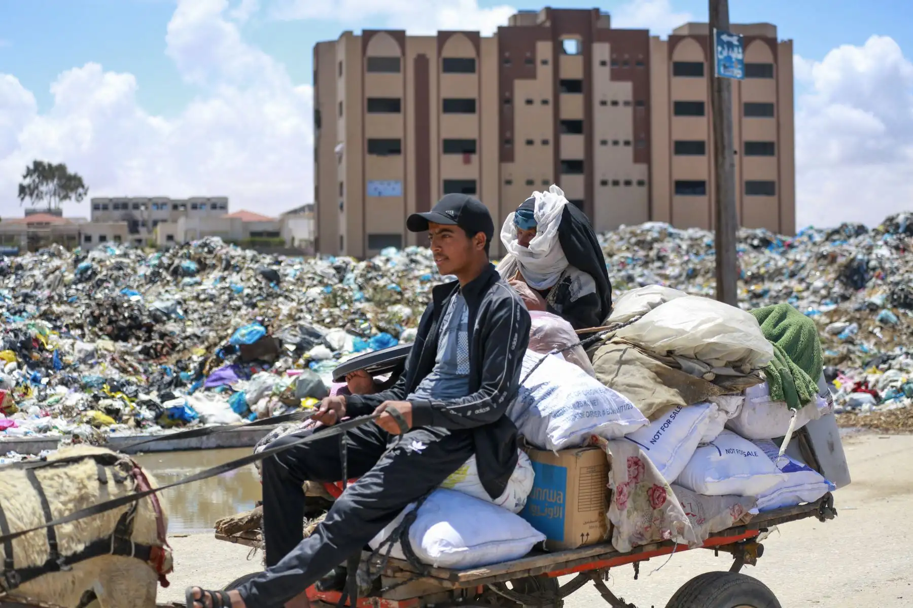 Palestinos desplazados que partieron con sus pertenencias desde Rafah, en el sur de la Franja de Gaza, tras una orden de evacuación del ejército israelí, llegan a Khan Yunis , en medio del conflicto en curso entre Israel y el movimiento palestino Hamas.
Foto: AFP