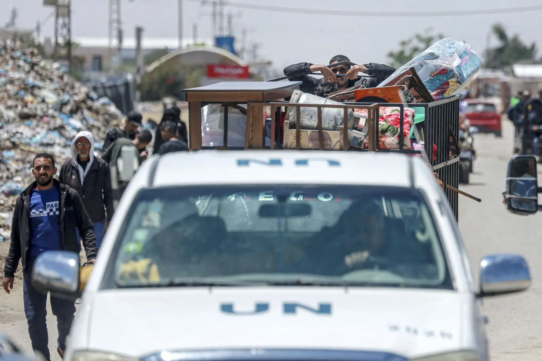 Palestinos desplazados que partieron con sus pertenencias desde Rafah, en el sur de la Franja de Gaza, tras una orden de evacuación del ejército israelí, llegan a Khan Yunis, en medio del conflicto en curso entre Israel y el movimiento palestino Hamas.
Foto: AFP