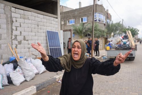 Una mujer reacciona mientras los palestinos desplazados en Rafah, en el sur de la Franja de Gaza, empacan sus pertenencias tras una orden de evacuación del Ejército israelí. Foto: AFP