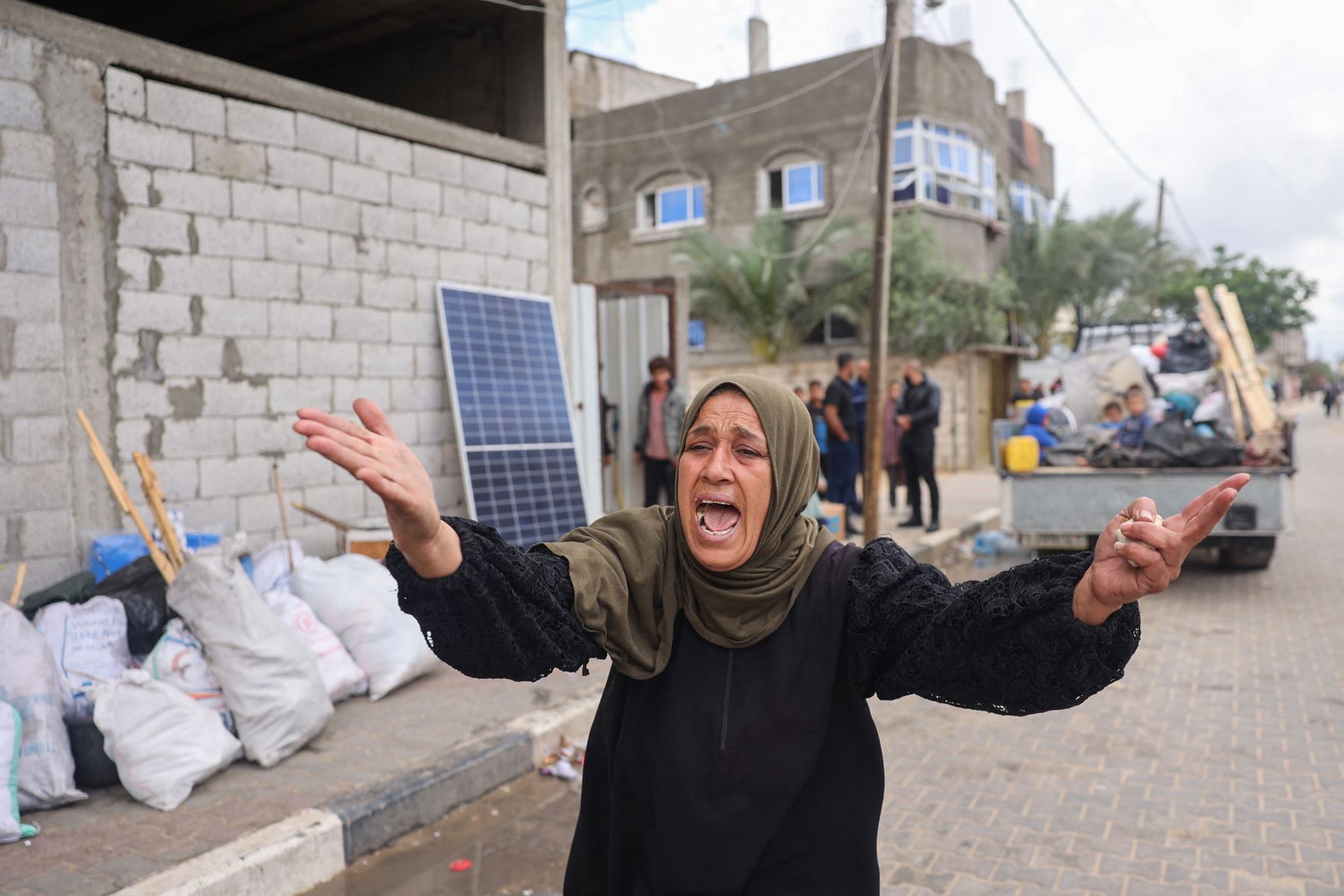 Una mujer reacciona mientras los palestinos desplazados en Rafah, en el sur de la Franja de Gaza, empacan sus pertenencias tras una orden de evacuación del Ejército israelí. Foto: AFP