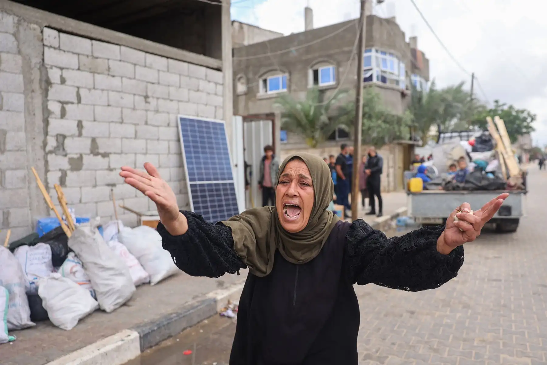 Una mujer reacciona mientras los palestinos desplazados en Rafah, en el sur de la Franja de Gaza, empacan sus pertenencias tras una orden de evacuación del ejército israelí , en medio del conflicto en curso entre Israel y el movimiento palestino Hamas.
Foto: AFP