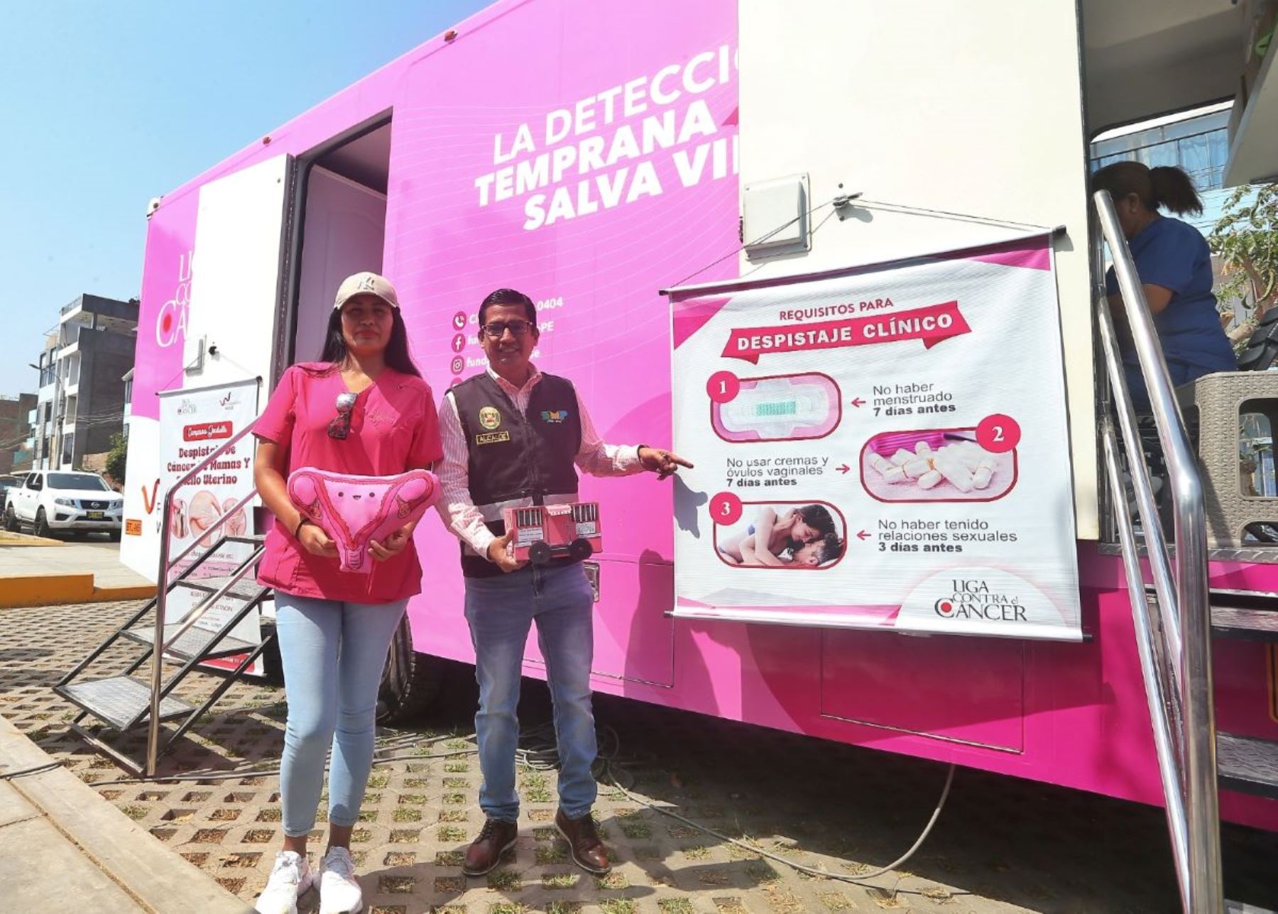 El alcalde de la municipalidad de San Martín de Porres, Hernán Sifuentes invita a los vecinos a realizarse un despistaje de cáncer gratuito que se efectúa en el parque Los Libertadores.  Foto: ANDINA/Difusión