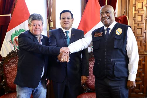Presidente del Congreso, Alejandro Soto, se reúne con alcalde de Quispicanchi, en Cusco, y jefe del Indeci.