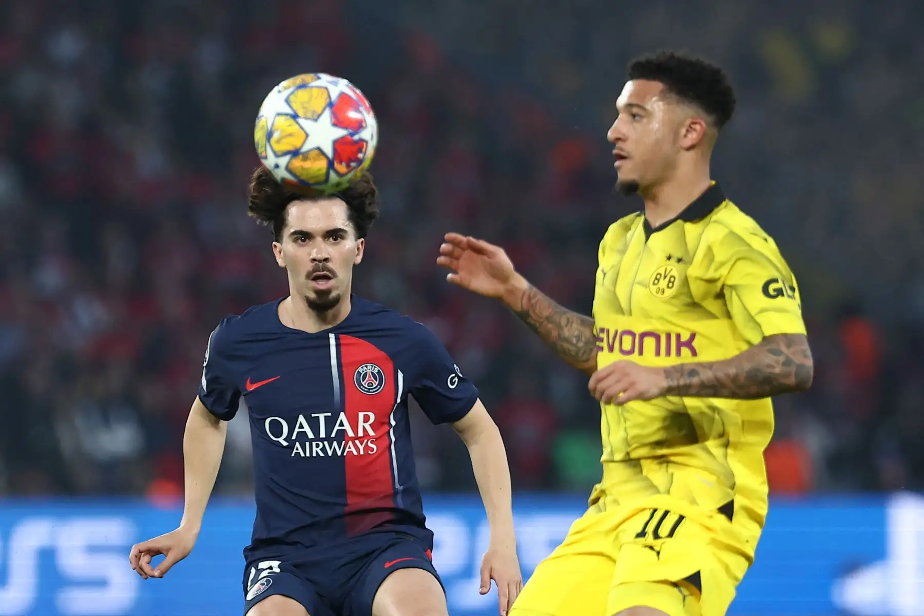 El centrocampista portugués del Paris Saint-Germain Vitinha  y el centrocampista inglés del Dortmund  Jadon Sancho  miran el balón durante el partido de fútbol de vuelta de la semifinal de la Liga de Campeones de la UEFA entre el Paris Saint-Germain (PSG) y el Borussia Dortmund. 
Foto: ANDINA/AFP