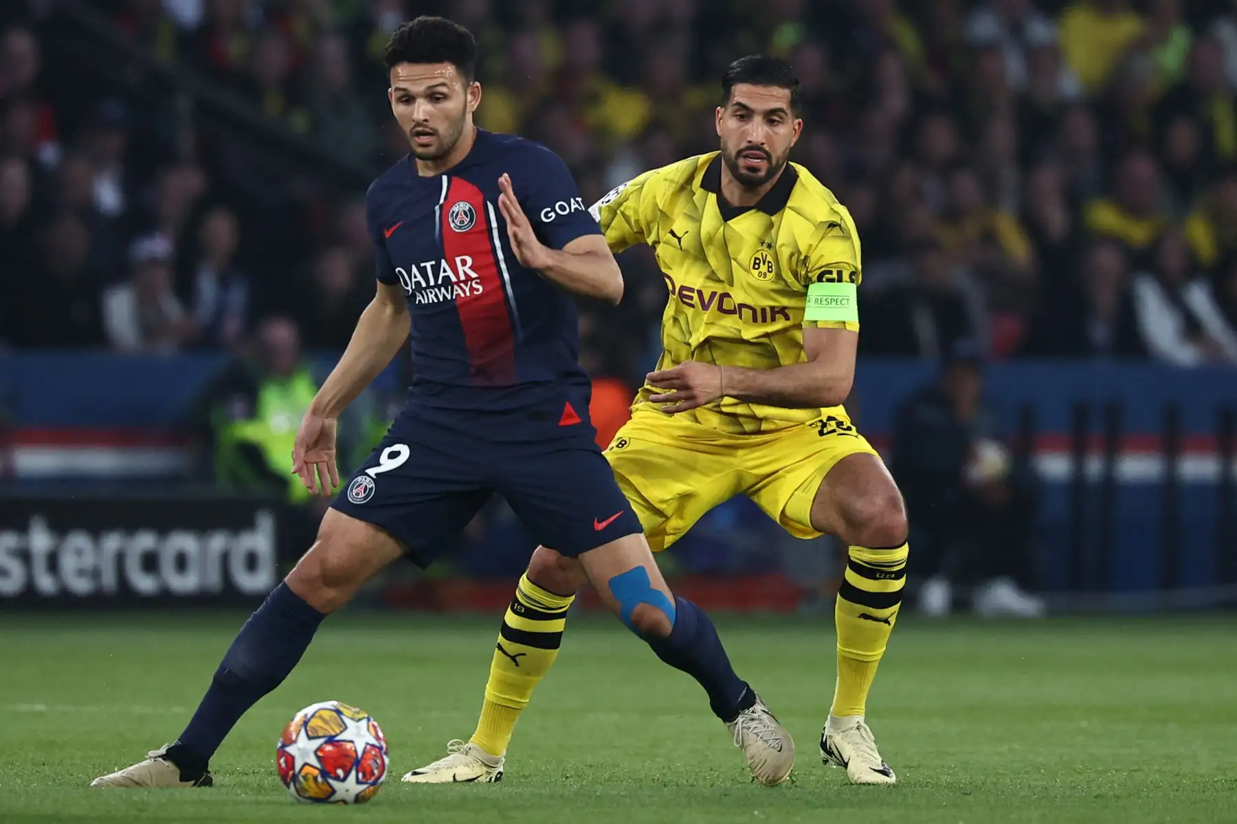 El delantero portugués del Paris Saint-Germain Goncalo Ramos y el centrocampista alemán del Dortmund Emre Can  luchan por el balón durante el partido de fútbol de vuelta de las semifinales de la Liga de Campeones de la UEFA entre el Paris Saint-Germain (PSG) y el Borussia Dortmund.
Foto: ANDINA/ AFP