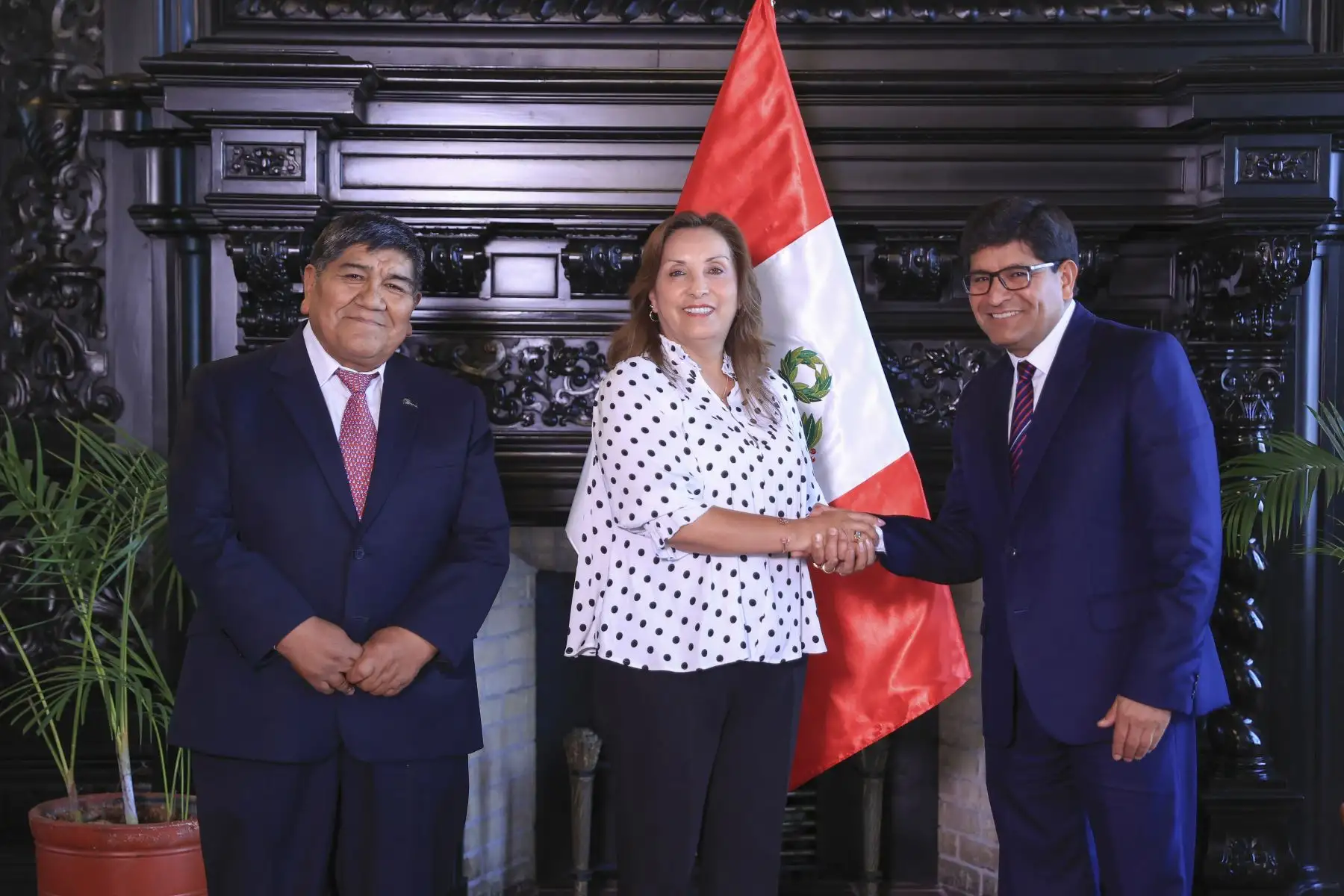 La presidenta Dina Ercilia Boluarte Zegarra, participó en una reunión de trabajo con el Gobernador Regional de Arequipa, Señor Rohel Sánchez Sánchez.
Foto: ANDINA/Prensa Presidencia