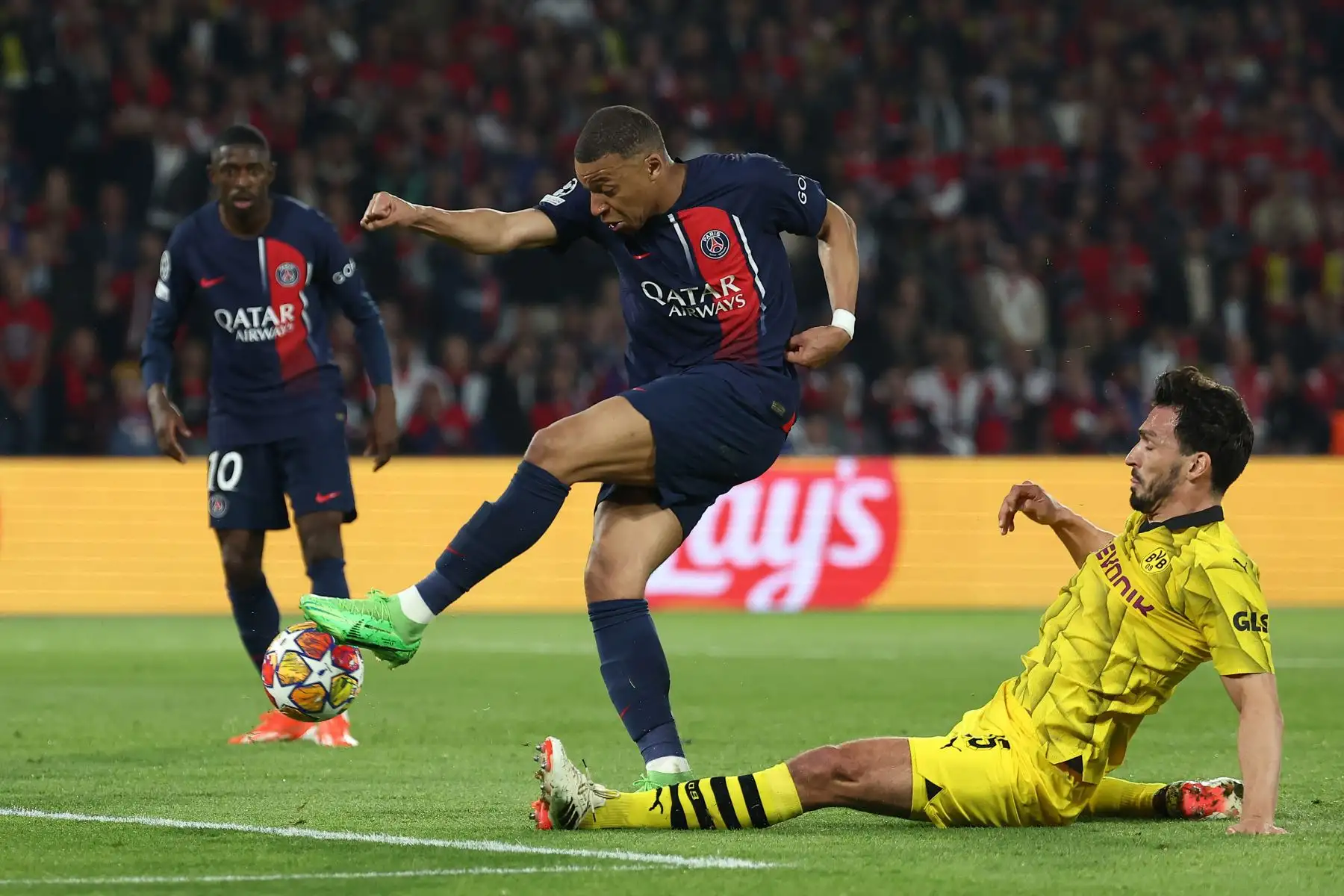 El delantero francés del Paris Saint-Germain Kylian Mbappe dispara hacia la portería mientras es abordado por el defensor alemán del Dortmund  Mats Hummels durante el partido de fútbol de vuelta de semifinales de la Liga de Campeones de la UEFA entre el Paris Saint-Germain (PSG) ) y Borussia Dortmund, Foto: ANDINA/AFP