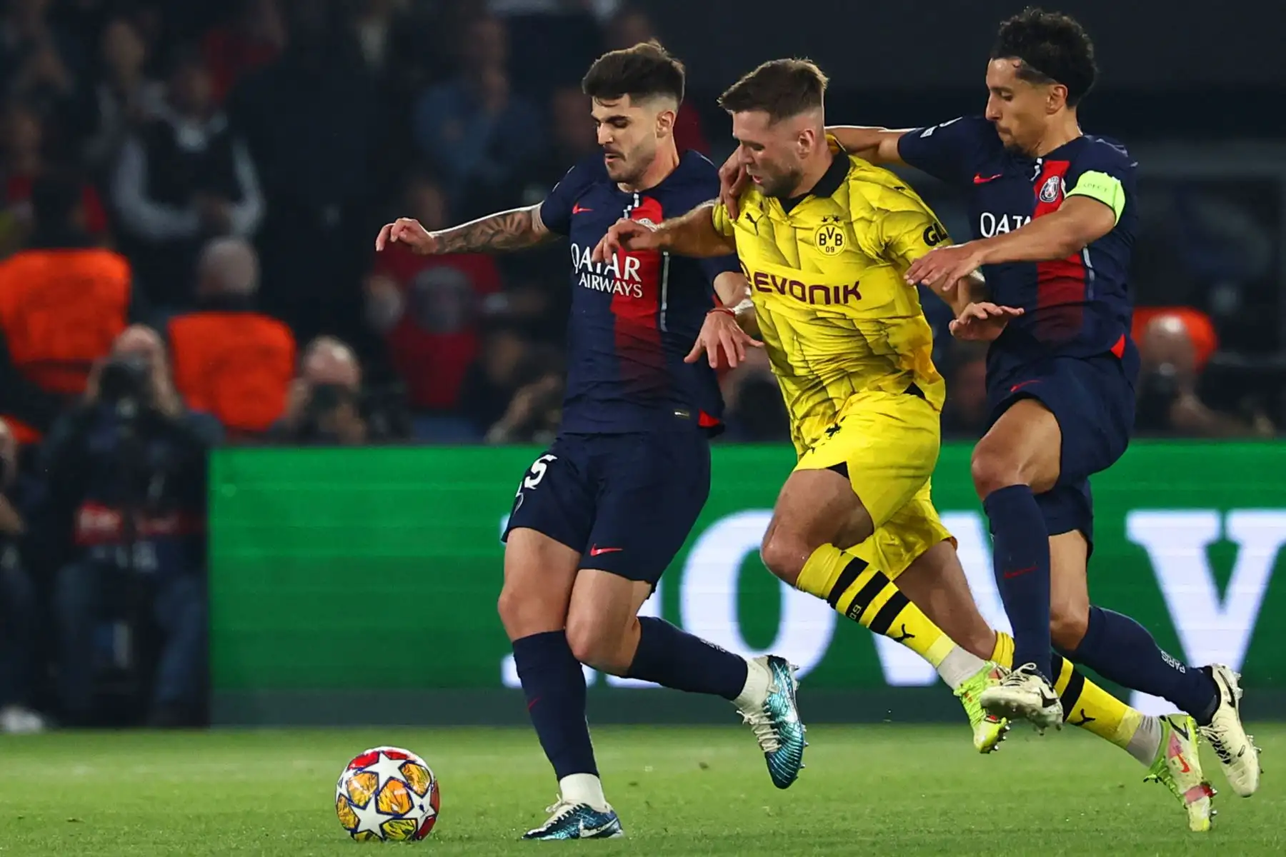 El delantero alemán del Dortmund Niclas Fuellkrug lucha por el balón con el defensor brasileño del Paris Saint-Germain Lucas Beraldo  y el defensor brasileño del Paris Saint-Germain  Marquinhos  durante la segunda semifinal de la Liga de Campeones de la UEFA Partido de fútbol entre el Paris Saint-Germain (PSG) y el Borussia Dortmund. Foto: ANDINA/AFP