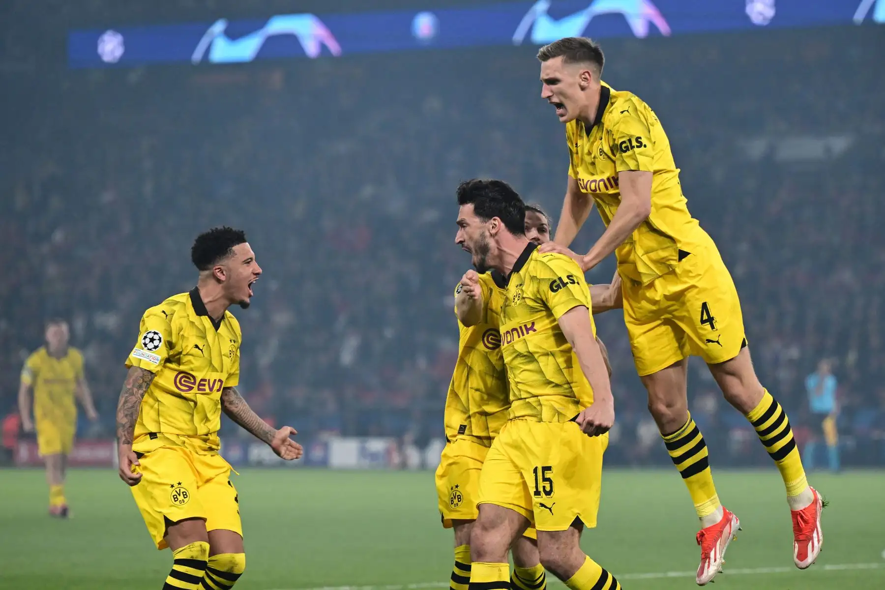El defensor alemán de Dortmund  Mats Hummels celebra con sus compañeros de equipo después de marcar el primer gol de su equipo durante el partido de fútbol de vuelta de la semifinal de la Liga de Campeones de la UEFA entre Paris Saint-Germain (PSG) y Borussia Dortmund. Foto: ANDINA/AFP