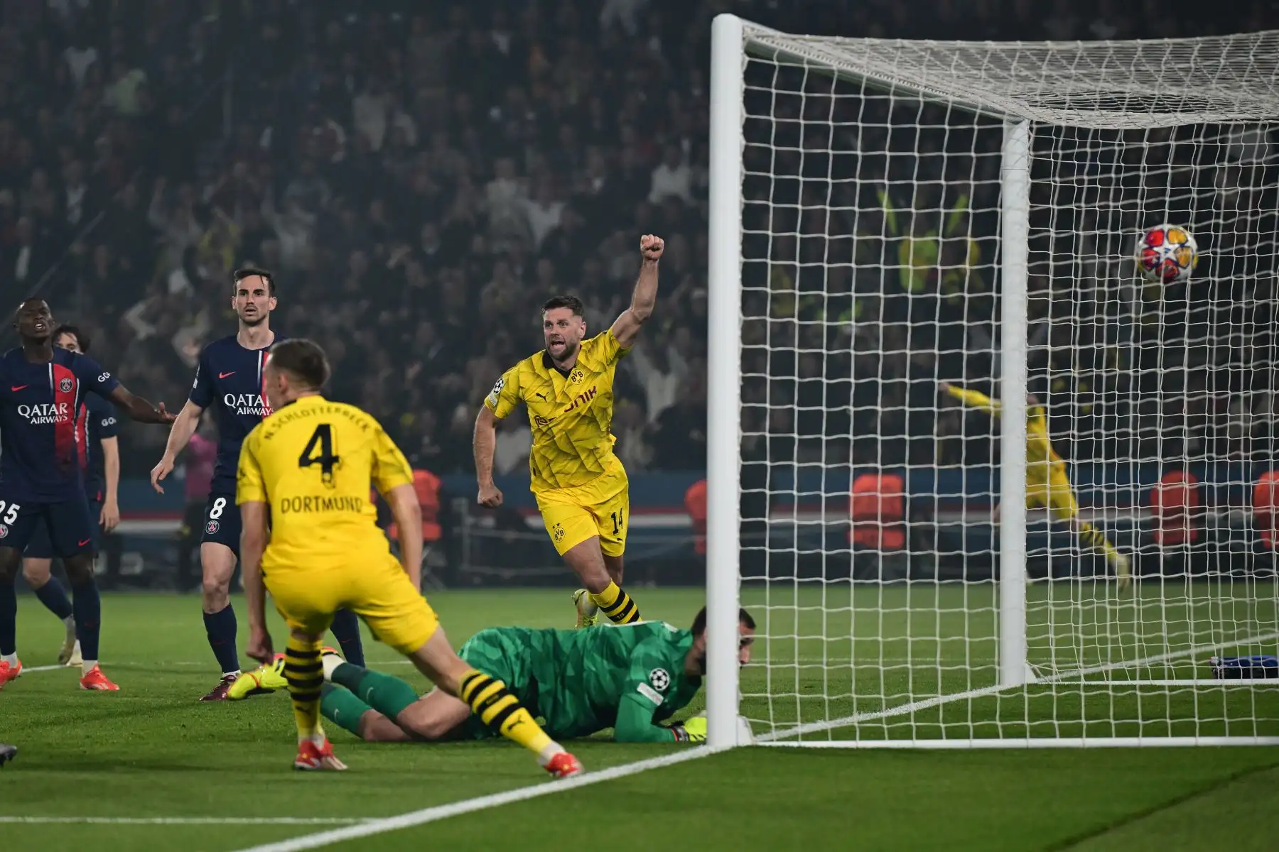 El delantero alemán  del Dortmund, Niclas Fuellkrug, celebra el primer gol de su equipo durante el partido de vuelta de la semifinal de la Liga de Campeones de la UEFA entre el Paris Saint-Germain (PSG) y el Borussia Dortmund.
Foto: ANDINA/AFP