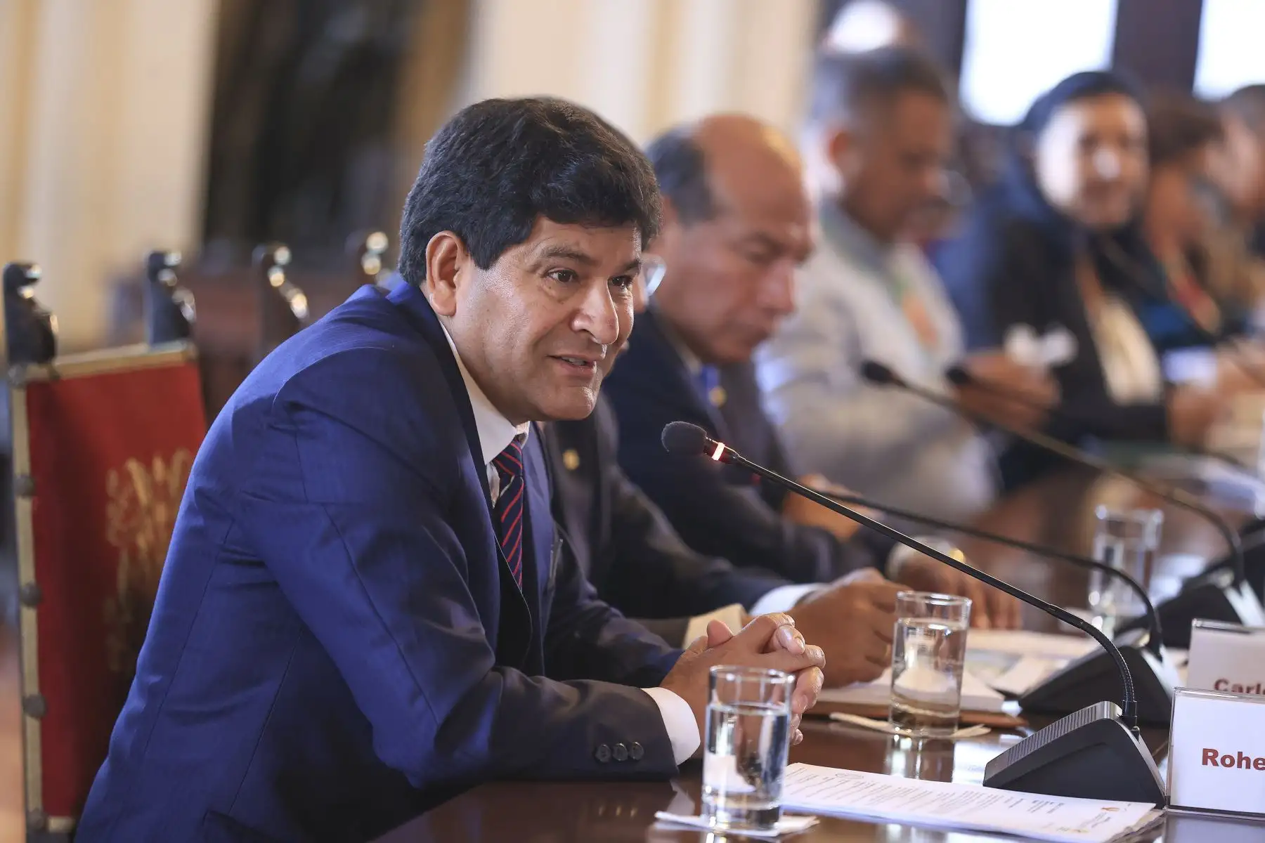 La presidenta de la República, Dina Boluarte Zegarra, sostuvo una reunión de trabajo con el gobernador regional de Arequipa, Rohel Sánchez Sánchez, a fin de coordinar acciones que permitan el destrabe de importantes proyectos de inversión para la región y el sur del país, como Majes Siguas, el hospital Goyeneche, el puerto Corío y la planta de hidrógeno verde, entre otros. Foto: ANDINA/Presidencia