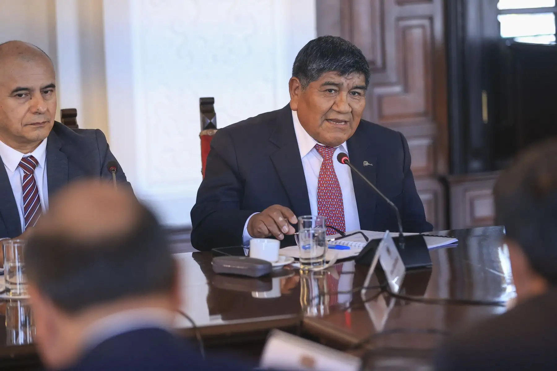 La presidenta de la República, Dina Boluarte Zegarra, sostuvo una reunión de trabajo con el gobernador regional de Arequipa, Rohel Sánchez Sánchez, a fin de coordinar acciones que permitan el destrabe de importantes proyectos de inversión para la región y el sur del país, como Majes Siguas, el hospital Goyeneche, el puerto Corío y la planta de hidrógeno verde, entre otros. Foto: ANDINA/Presidencia