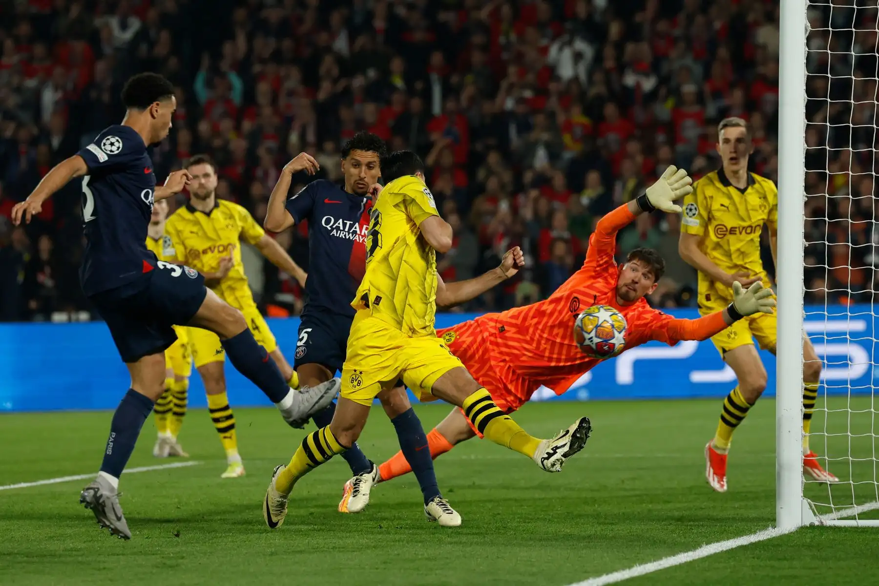 El centrocampista francés del Paris Saint-Germain Warren Zaire-Emery dispara y pierde una oportunidad de gol durante el partido de fútbol de vuelta de la semifinal de la Liga de Campeones de la UEFA entre el Paris Saint-Germain (PSG) y el Borussia Dortmund. 
Foto: ANDINA/AFP